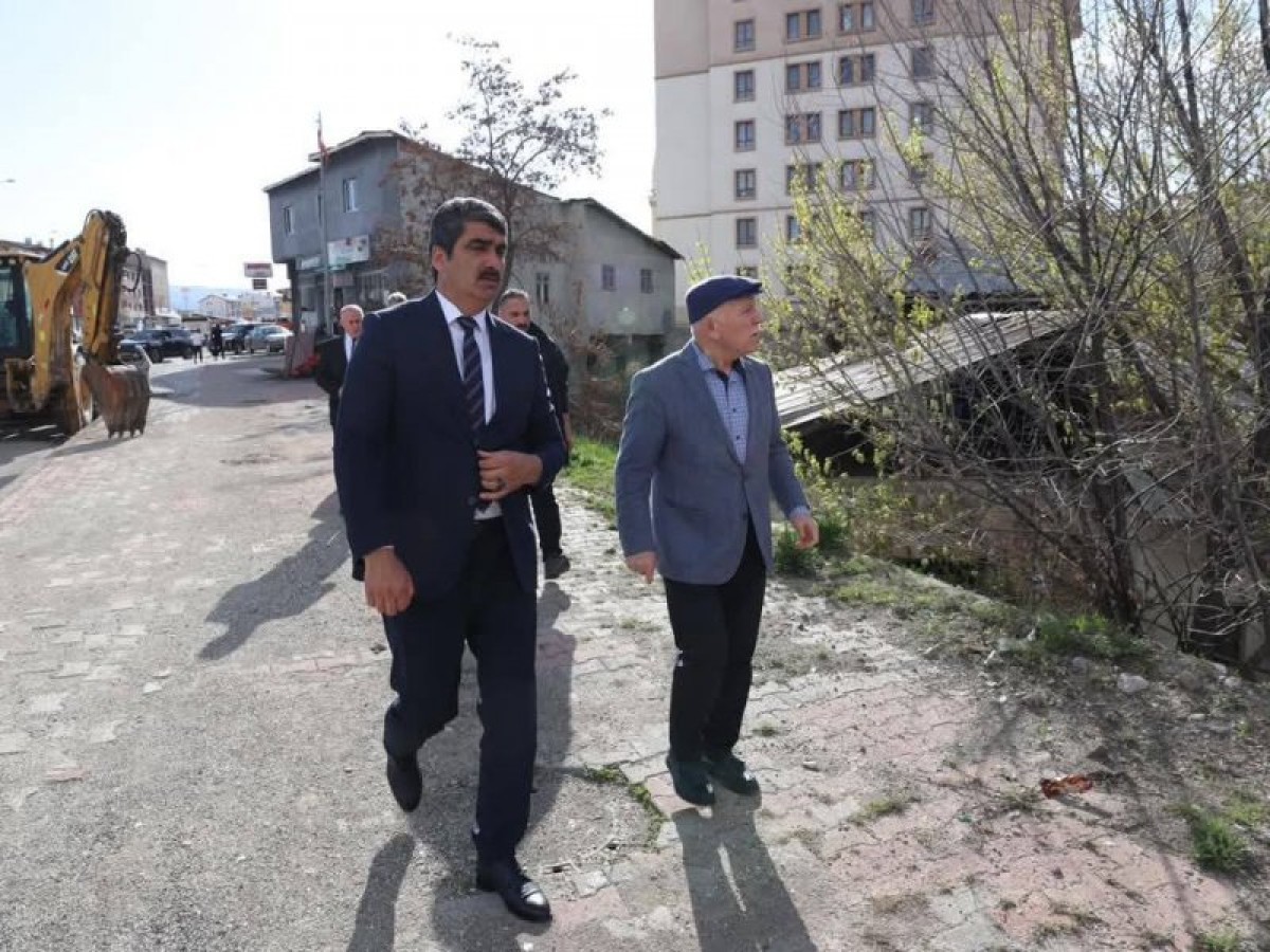 İlçemizde Erzurum Büyükşehir Belediye Başkanımız sayın Mehmet Sekmeni Ağırladık.. Kıymetli Muhtarlarımızla Bir Araya Gelerek İlçe Merkezi ve Mahallelerimizde Yapılacak Olan İşlerle Alakalı İstişarede Bulunduk.