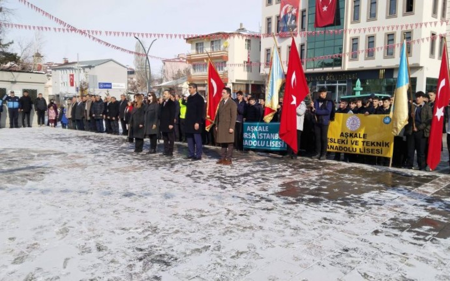 107. YILIN KUTLU OLSUN... İlçemizin düşman işgalinden kurtuluşunun 107. yıl dönümü coşkuyla kutlandı. Program, Atatürk anıtına çelenk sunma töreni ile başladı. İlçe Kaymakamımız Sn. Emre OĞUZTÜRK, Belediye Başkanımız Sn. Şenol POLAT, Cumhuriyet Başsavcı