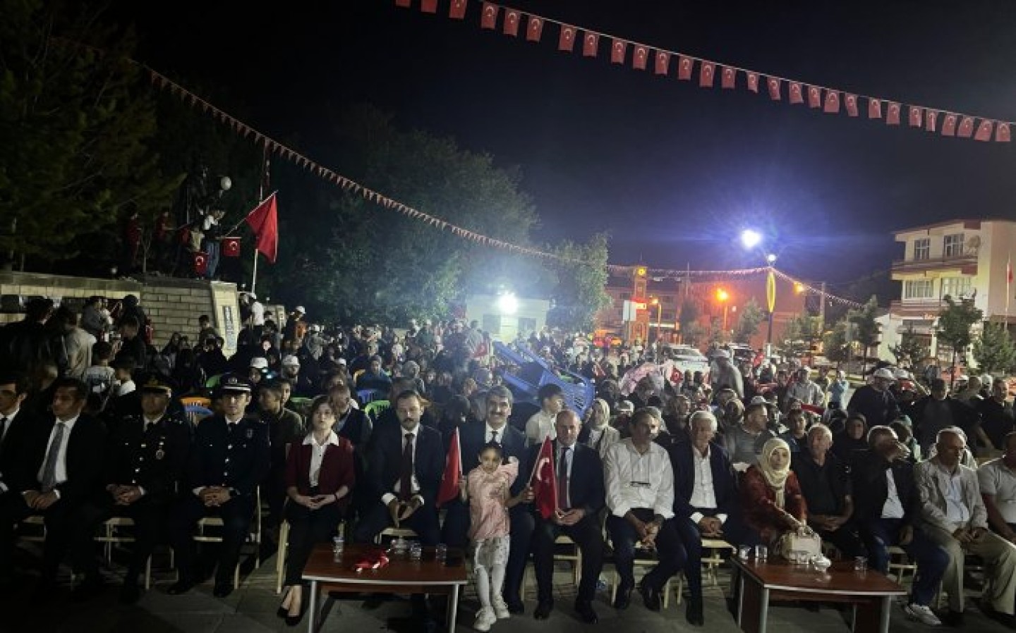 15 Temmuz Demokrasi ve Millî Birlik Günü Anma Programı, ilçemiz de yoğun bir katılımla ve anlam dolu anlarla gerçekleşti. Şehitlerimizin aziz hatırasını yaşatmak, milletimizin kararlılığını ve direniş ruhunu bir kez daha yâd etmek için bir araya geldik.