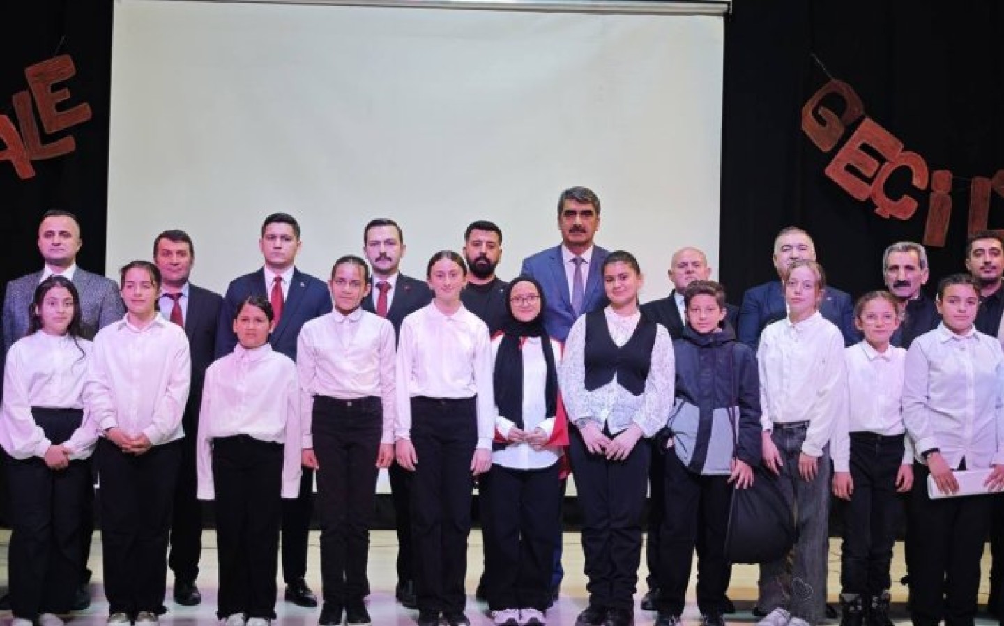 18 Mart Çanakkale Şehitlerini Anma Günü dolayısıyla Hakkı Pınar Ortaokulu tarafından Halk Eğitim Merkezinde gerçekleştirilen programa katılım sağladık .