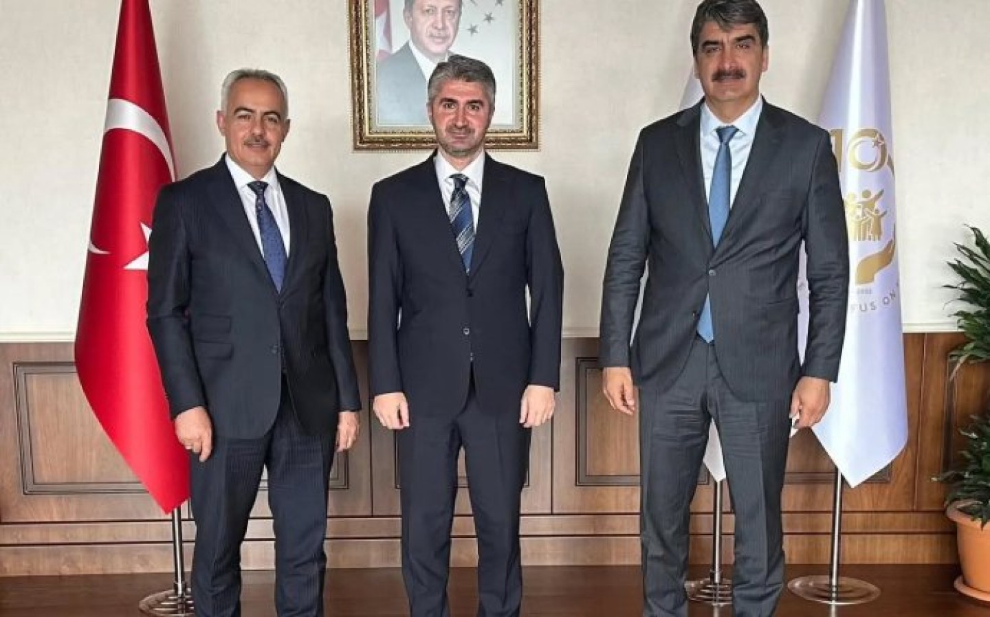 Aile ve Sosyal Hizmetler Bakanlığı Bakan Yardımcısı Sn. Zafer Tarıkdaroğlu\'nu, Oltu Belediye Başkanımız Sn. Adem Çelebi ile birlikte makamında ziyaret ettik.
