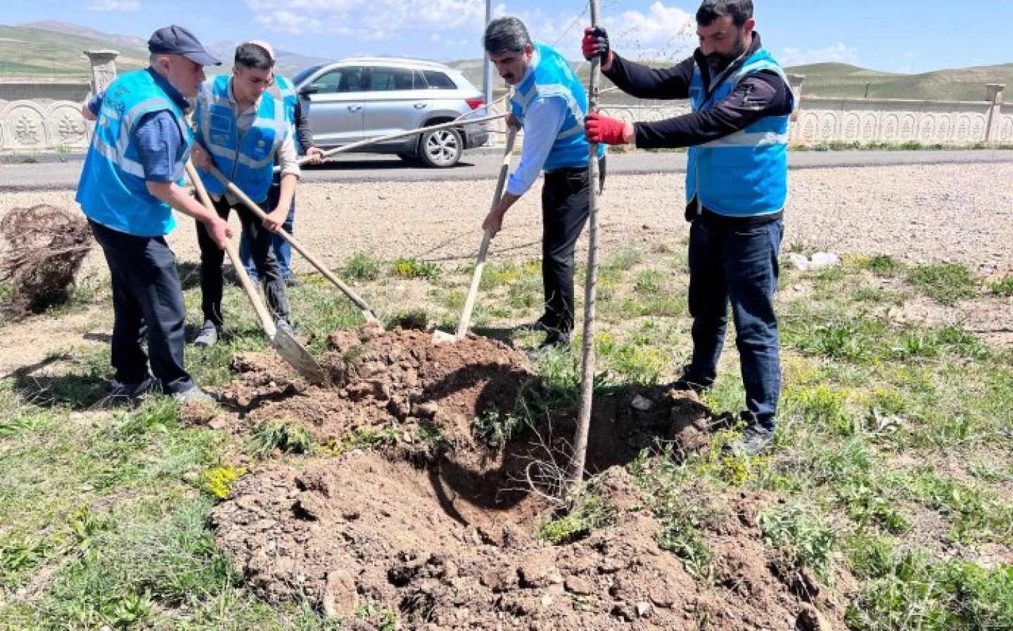 Ak Parti Erzurum İl Başkanlığı tarafından düzenlenen Fidan Dikim Etkinliği kapsamında, İlçemizde de fidanlarımızı toprakla buluşturduk. Belediye Başkanımız Sn. Şenol POLAT, Ak Parti İlçe Başkanı Sn. Abdulkerim POLAT ve Teşkilatı, Belediye Meclis