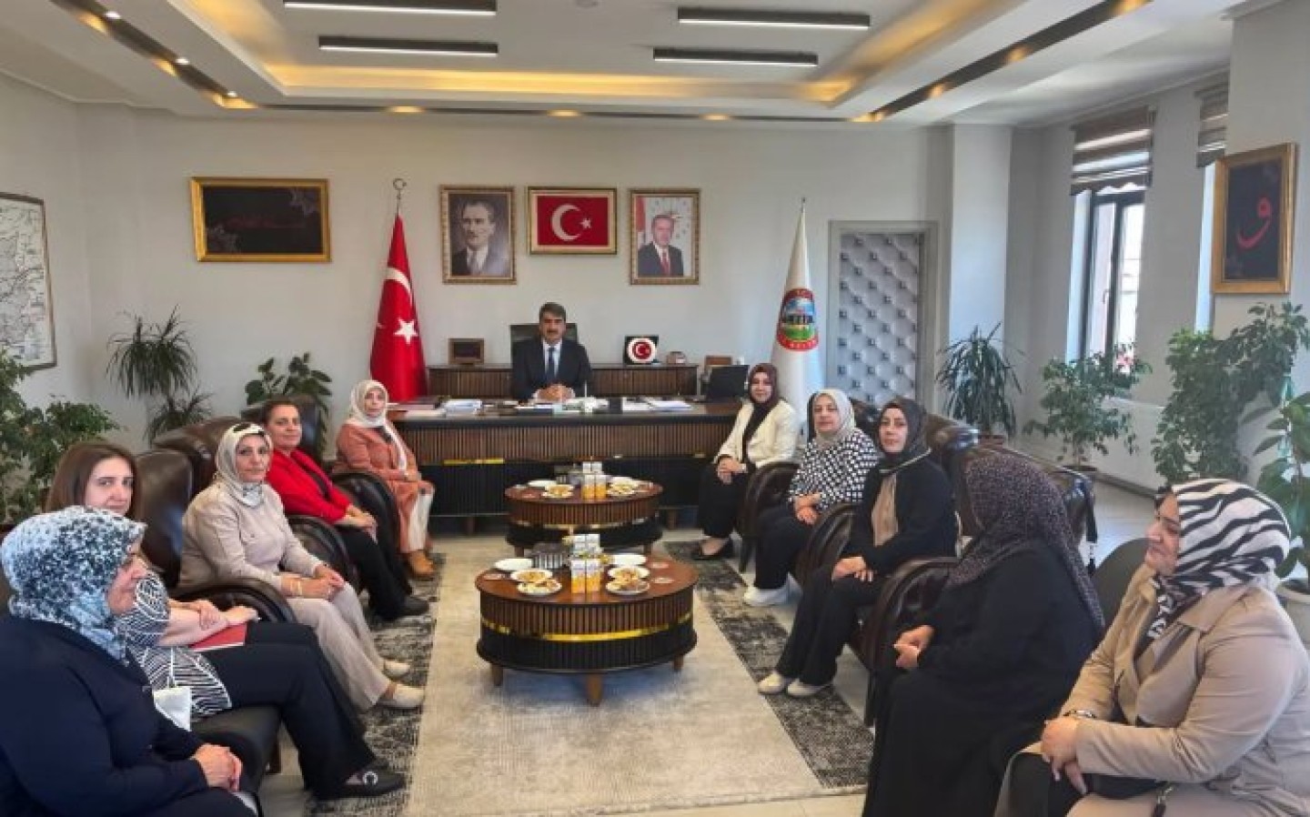Ak Parti İl Kadın Kolları Başkanımız Sn. Esra Kaplanoğlu ve kıymetli yönetimini, Aşkale Kadın Kolları Başkanımız ve Belediye Meclis Üyemiz Sn. Emine Aras ve kıymetli yönetimini Belediyemizde ağırlamaktan memnuniyet duyduk.
