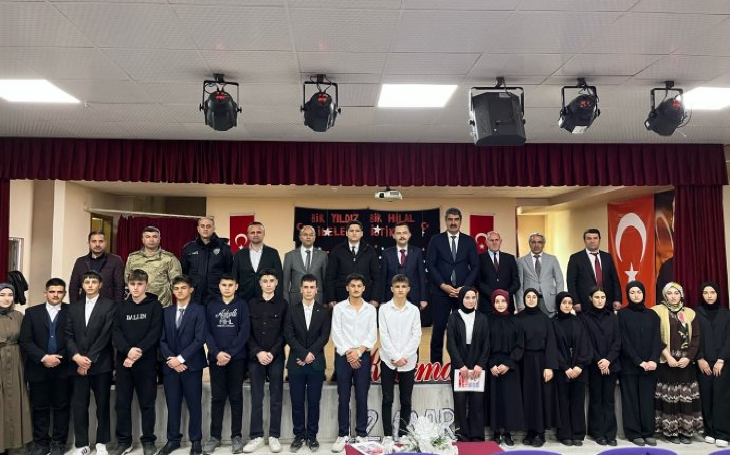 Aşkale Anadolu İmam Hatip Lisesi tarafından 12 Mart İstiklal Marşı’nın Kabulünün 104. Yılı ve Mehmet Akif Ersoy’u Anma Programı düzenlendi. Programa, İlçe Kaymakamımız Sn. Emre OĞUZTÜRK, Belediye Başkanımız Sn. Şenol POLAT, Cumhuriyet Savcısı Sn. İsmai