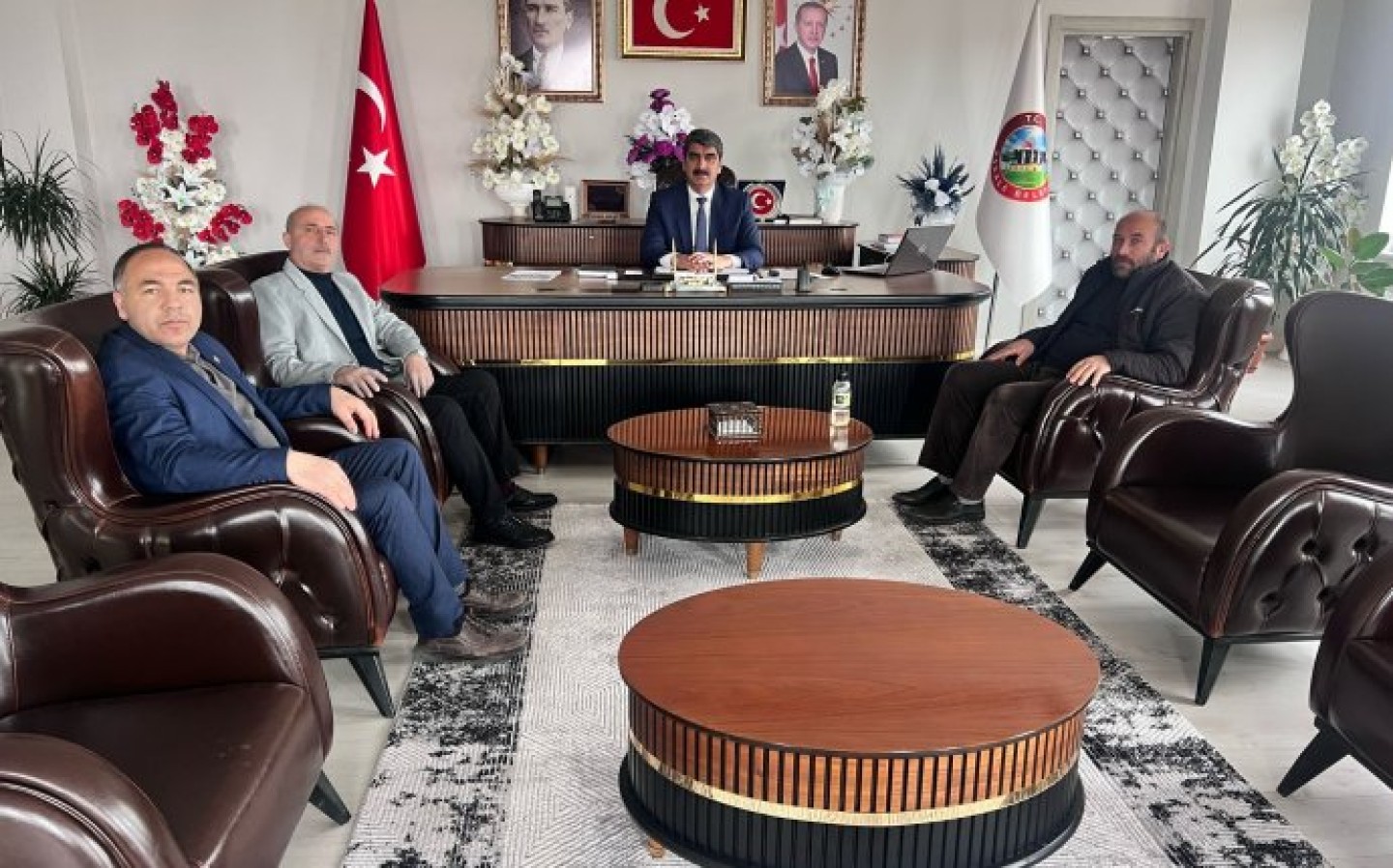 BBP Aşkale İlçe Başkanı Sn. Yücel AYDEMİR, BBP Narman İlçe Başkanı Sn. Hanifi GÖRAL, BBP Horasan İlçe Başkanı Sn. A Halil SEVİNDİR ile birlikte Belediye Başkanımız Sn. Şenol POLAT\' a ziyarette bulundular. Nazik ziyaretleri için kendilerine teşekkü