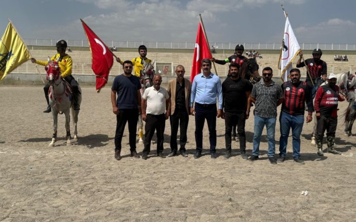 Belediye Başkanımız sayın Şenol Polat Aşkale Atlı Spor Kulübü ile Yarımca Atlı Spor Kulübü Cirit Müsabakasına Katılım Sağladı.