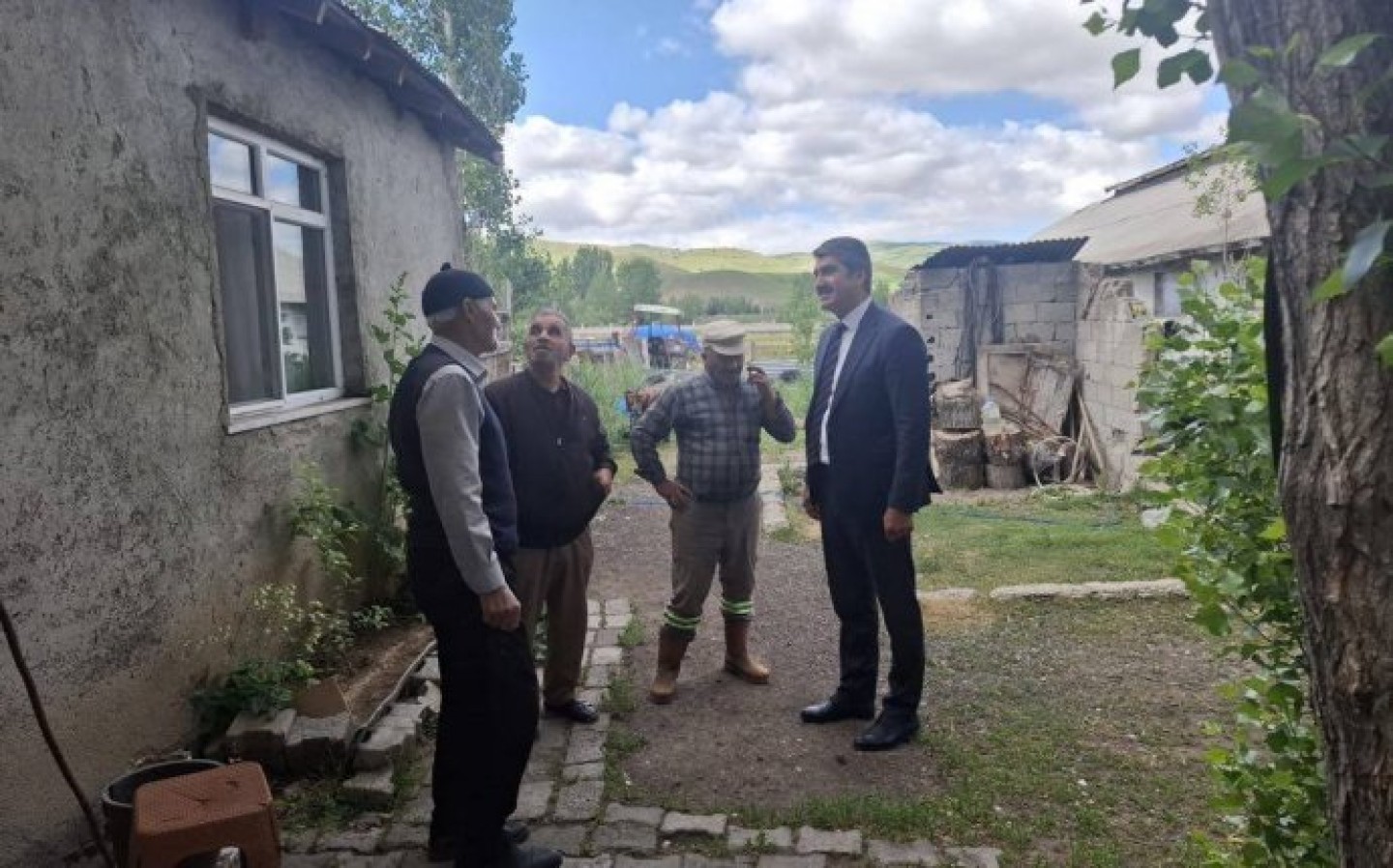 Belediye Başkanımız sayın Şenol Polat Emek ve Yeşilova mahallelerimizde yapılan çalışmaları yerinde inceleyerek muhtar ve vatandaşlarımızla bir araya geldi.