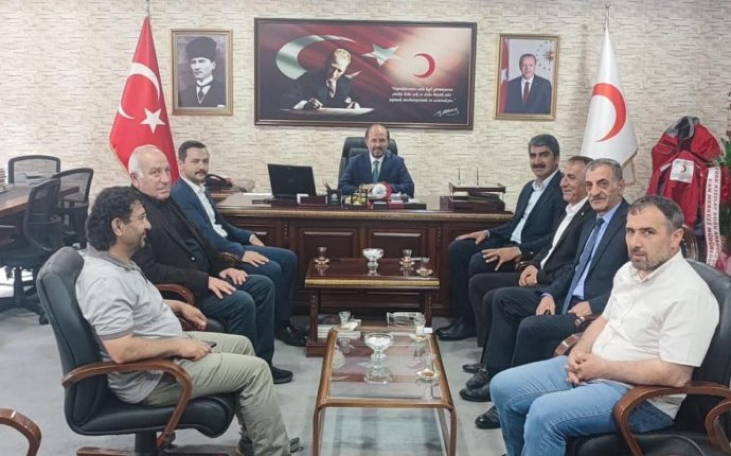 Belediye Başkanımız sayın Şenol Polat İlçe Kaymakamımız sayın Emre Oğuztürk ile birlikte Kızılay Başkanlığına Seçilen sayın Hüseyin Bekmez’e Hayırlı Olsun Ziyaretinde Bulundu.