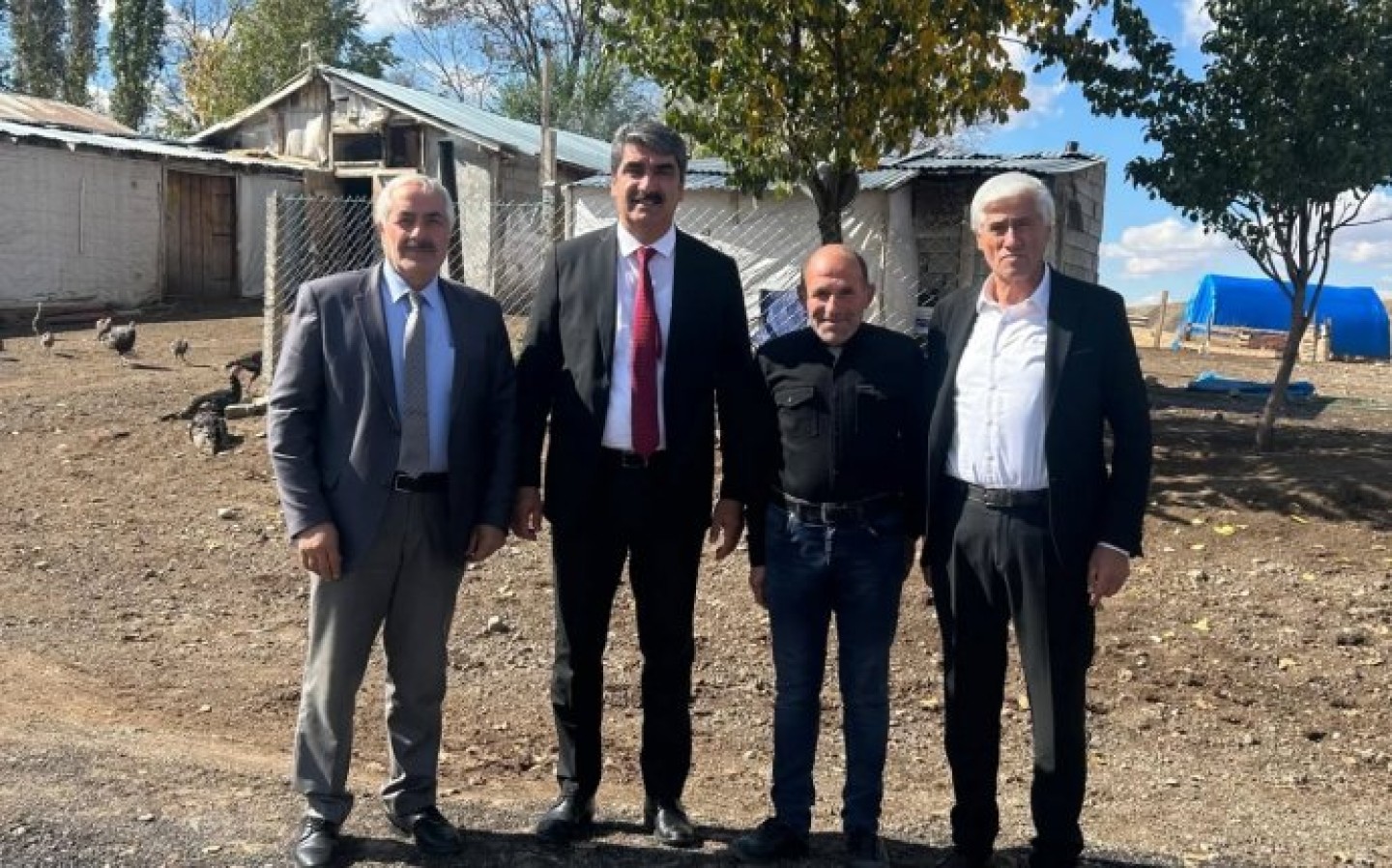 Belediye Başkanımız Sayın Şenol Polat Meclis Üyelerimiz Sayın Mustafa Ateş Sayın Mustafa Can Ocaklı Mahallemizde Çalışmalarımızı Yerinde İnceleyerek Çalışmalar Hakkında Bilgi Aldı.. Muhtarımıza ve Mahalle Halkımıza Alakalarından Dolayı Teşekkür Ederiz.