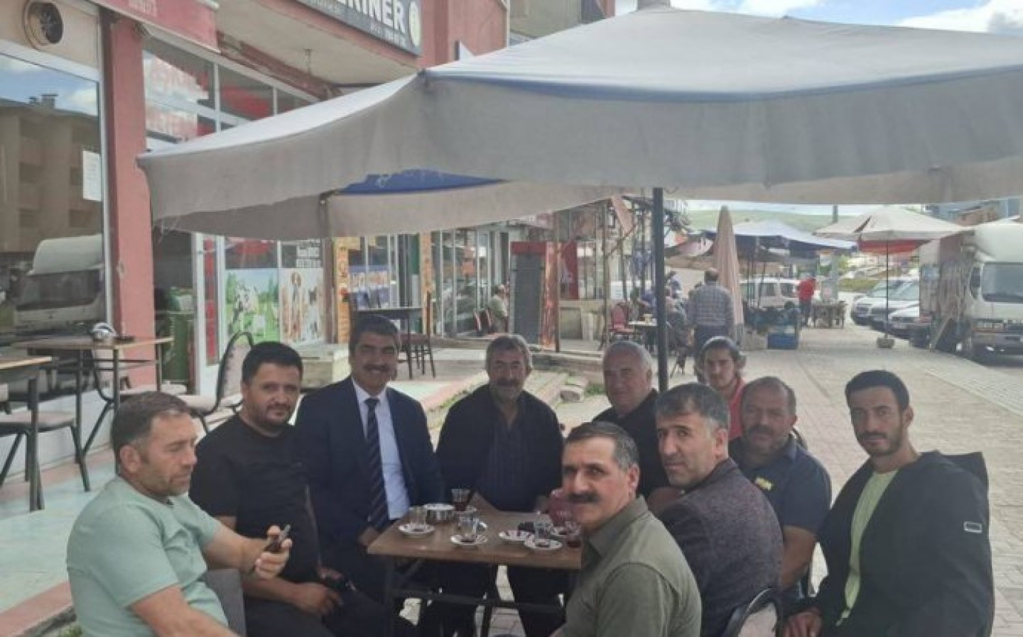 Belediye Başkanımız sayın Şenol Polat sabahın ilk çayını , kıraathanede hemşehrilerimizle içti. Sohbetin Sıcaklığı Serin havayı ısıttı..