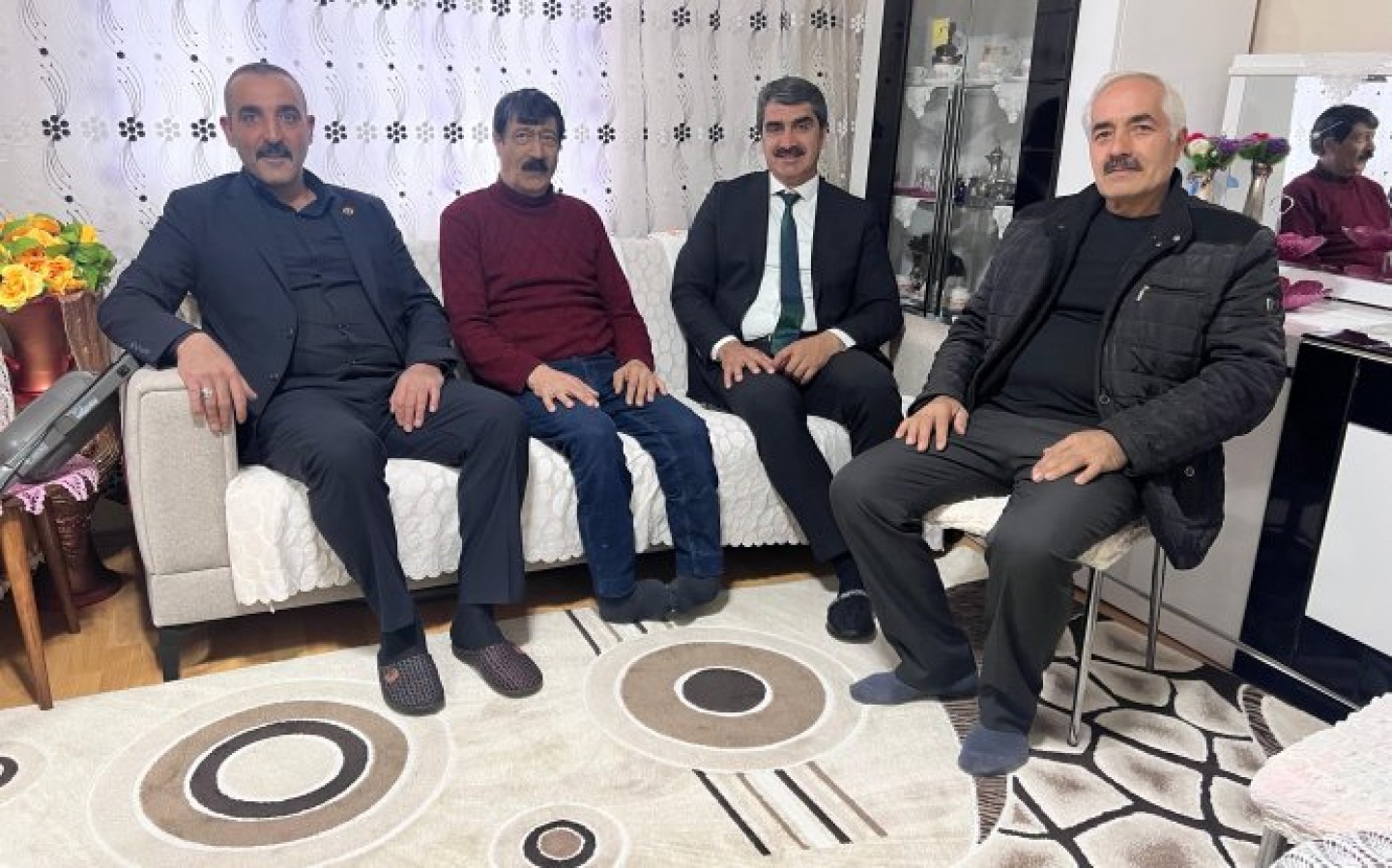 Belediye Başkanımız Sn. Şenol POLAT, Belediye Meclis Üyemiz Sn. Mustafa CAN, Belediye Meclis Üyemiz Sn. Ali BİNGÖL ile birlikte hane ziyareti kapsamında vatandaşlarımızla bir araya geldi.