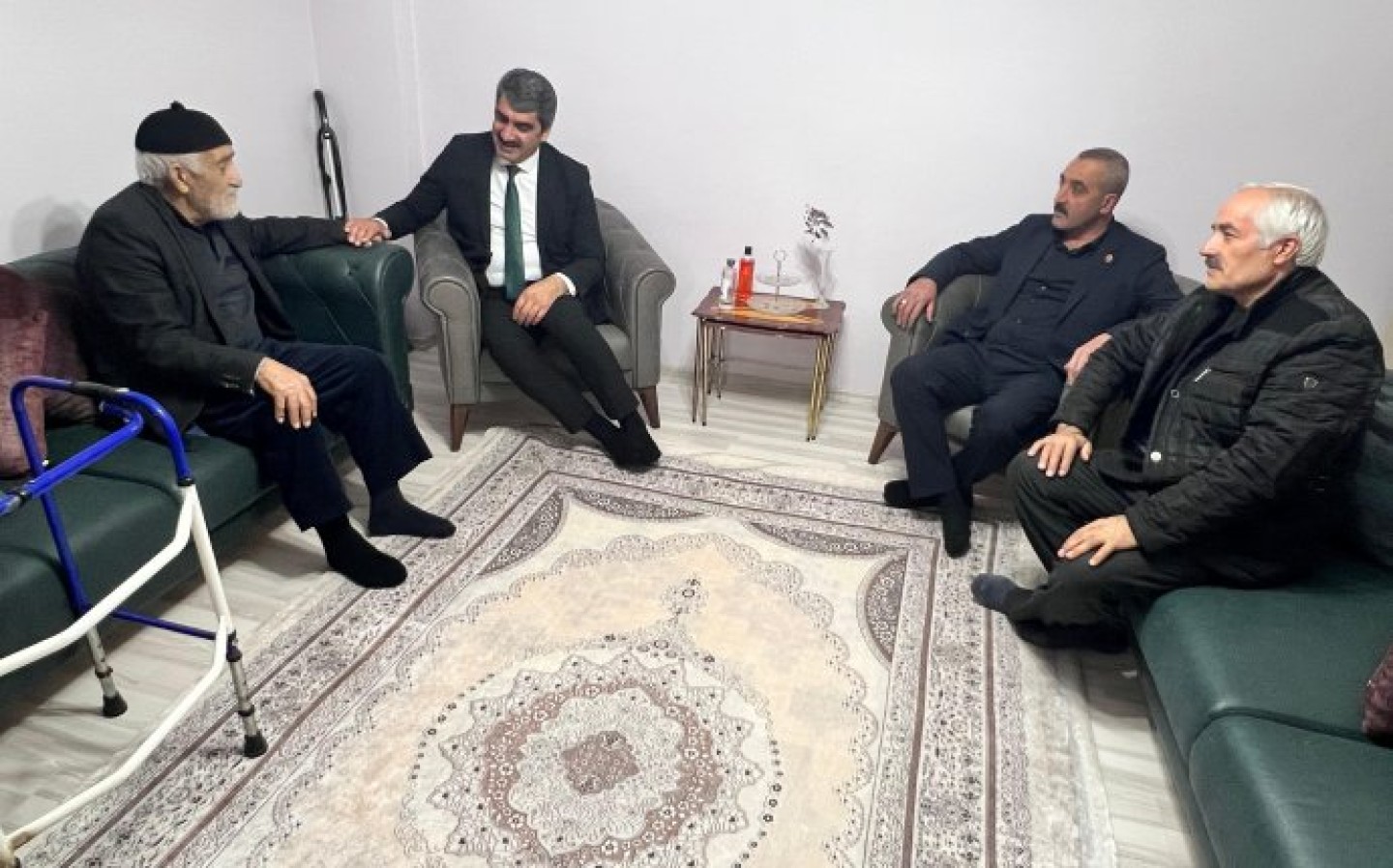 Belediye Başkanımız Sn. Şenol POLAT, Belediye Meclis Üyemiz Sn. Mustafa CAN, Belediye Meclis Üyemiz Sn. Ali BİNGÖL ile birlikte ilçemizdeki hastalara ziyarette bulunarak geçmiş olsun dileklerini ilettiler. Allah, tüm hastalarımıza acil şifalar versin.