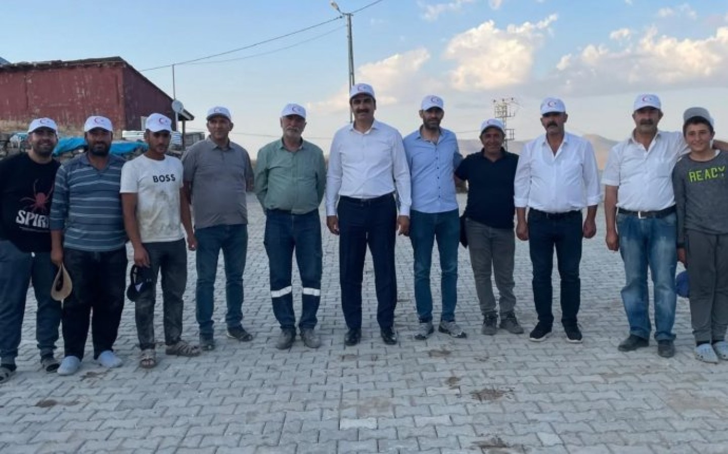 Belediye Başkanımız Sn. Şenol POLAT, Belediye Meclis Üyemiz Sn. Harun POLAT, Belediye Meclis Üyemiz Sn. Ali BİNGÖL ile birlikte Tozluca Mahallemizde belediyemizce yürütülen çalışmaları yerinde inceleyerek istişarede bulundu.