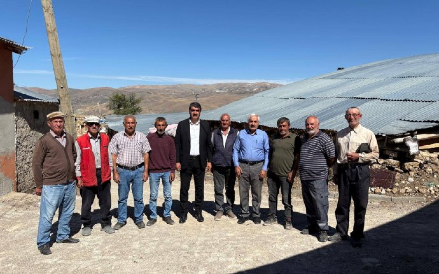 Belediye Başkanımız Sn. Şenol POLAT Belediye Meclis Üyemiz Sn. Mustafa CAN ile beraber Kurtmahmut Mahallemizde yapılan kilit parke taş çalışmasını yerinde inceleme yaparak çalışmalar hakkında bilgi aldı.