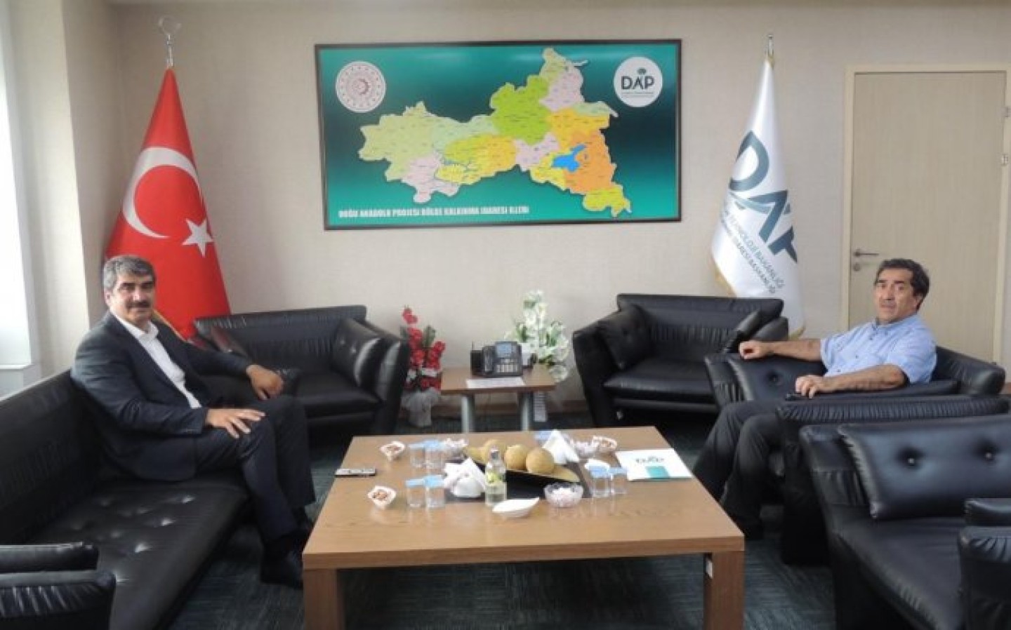 Belediye Başkanımız Sn. Şenol POLAT, DAP Bölge Kalkınma İdaresi Başkanı Sn. Prof. Dr. Osman DEMİRDÖĞEN ’i makamında ziyaret etti. Çalışmalar hakkında bilgi aldık. Misafirperverliklerinden dolayı kendilerine teşekkür ediyoruz.