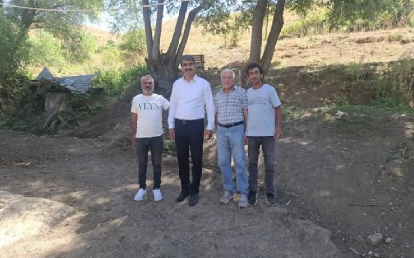 Belediye Başkanımız Sn. Şenol POLAT Hacıhamza Mahallemiz de saha çalışmasın da bulundu. Muhtarımıza ve vatandaşlarımızla ilgi alakaları için teşekkür ederiz.