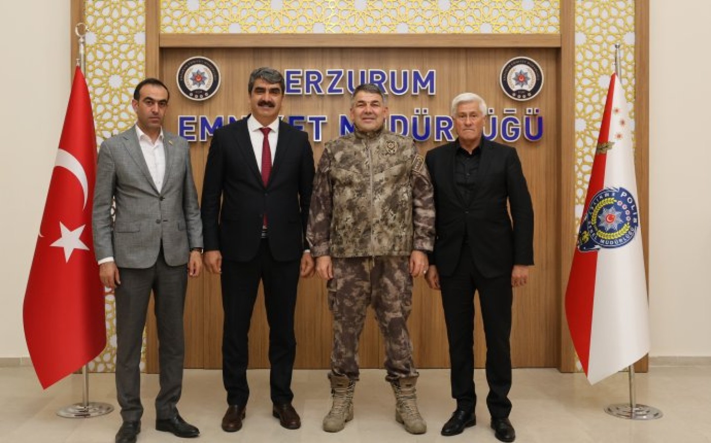Belediye Başkanımız Sn. Şenol POLAT, İl Meclis Üyemiz Sn. Mustafa ATEŞ, İl Meclis Üyemiz Sn. Harun POLAT ile birlikte İl Emniyet Müdürü Sn. Onur KARABURUN\'u makamında ziyarette bulundu.