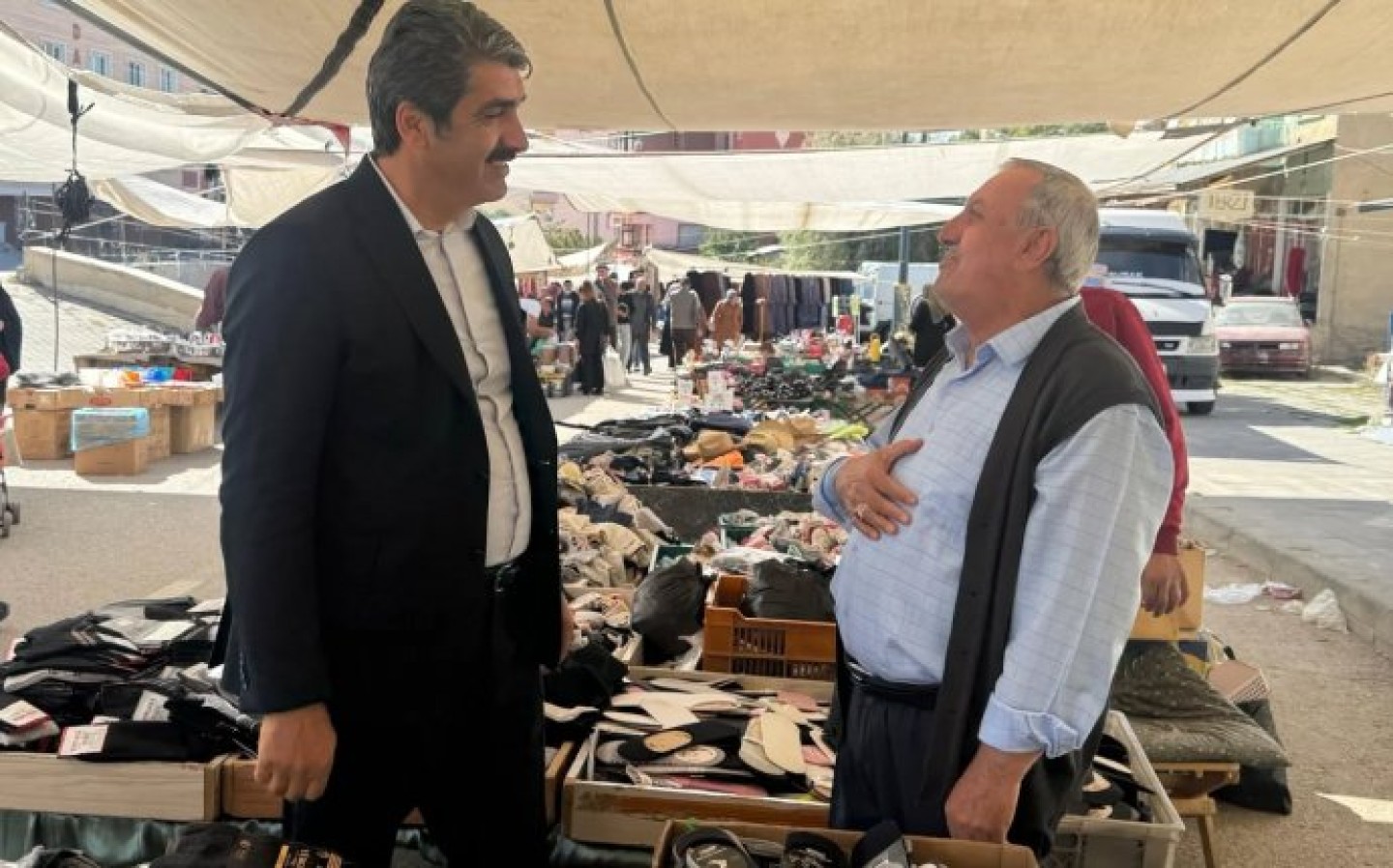 Belediye Başkanımız Sn. Şenol POLAT, İlçe pazarını ziyaret ederek Esnaf ve vatandaşlarla bir araya geldi. Pazar esnafıyla sohbet eden Belediye Başkanımız Sn. Şenol POLAT vatandaşların talep ve önerilerini dinledi.