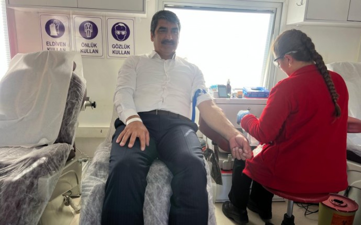 Belediye Başkanımız Sn. Şenol POLAT, Kaymakamlık Binası önünde konuşlandırılan mobil araçta Türk Kızılay\'a kan bağışında bulundu.