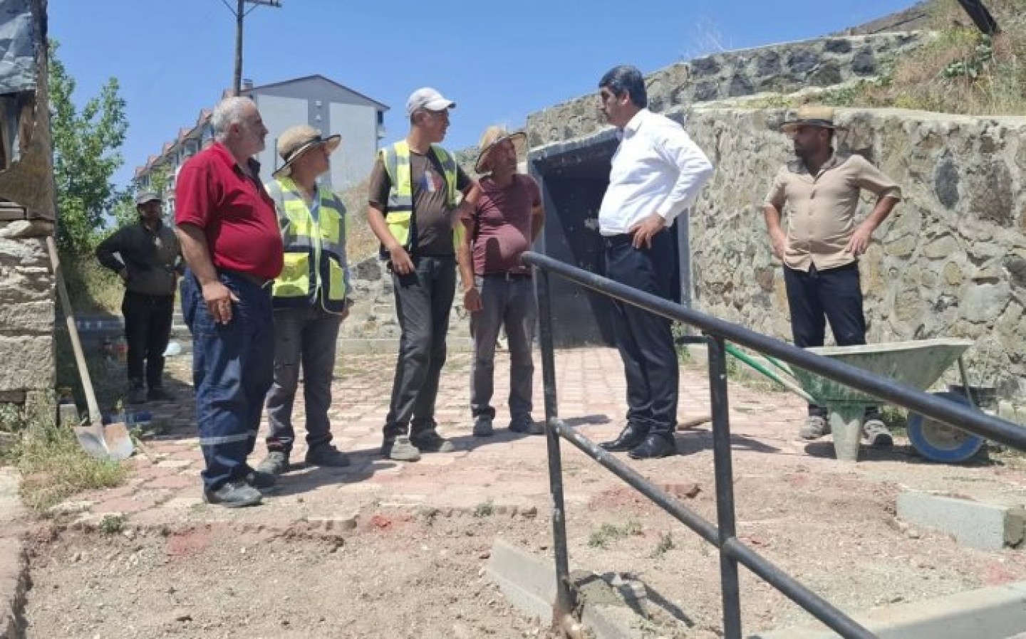 Belediye Başkanımız Sn. Şenol POLAT, kilit parke taş yapımı çalışmasını yerinde inceleyerek çalışmalar hakkında bilgi aldı.