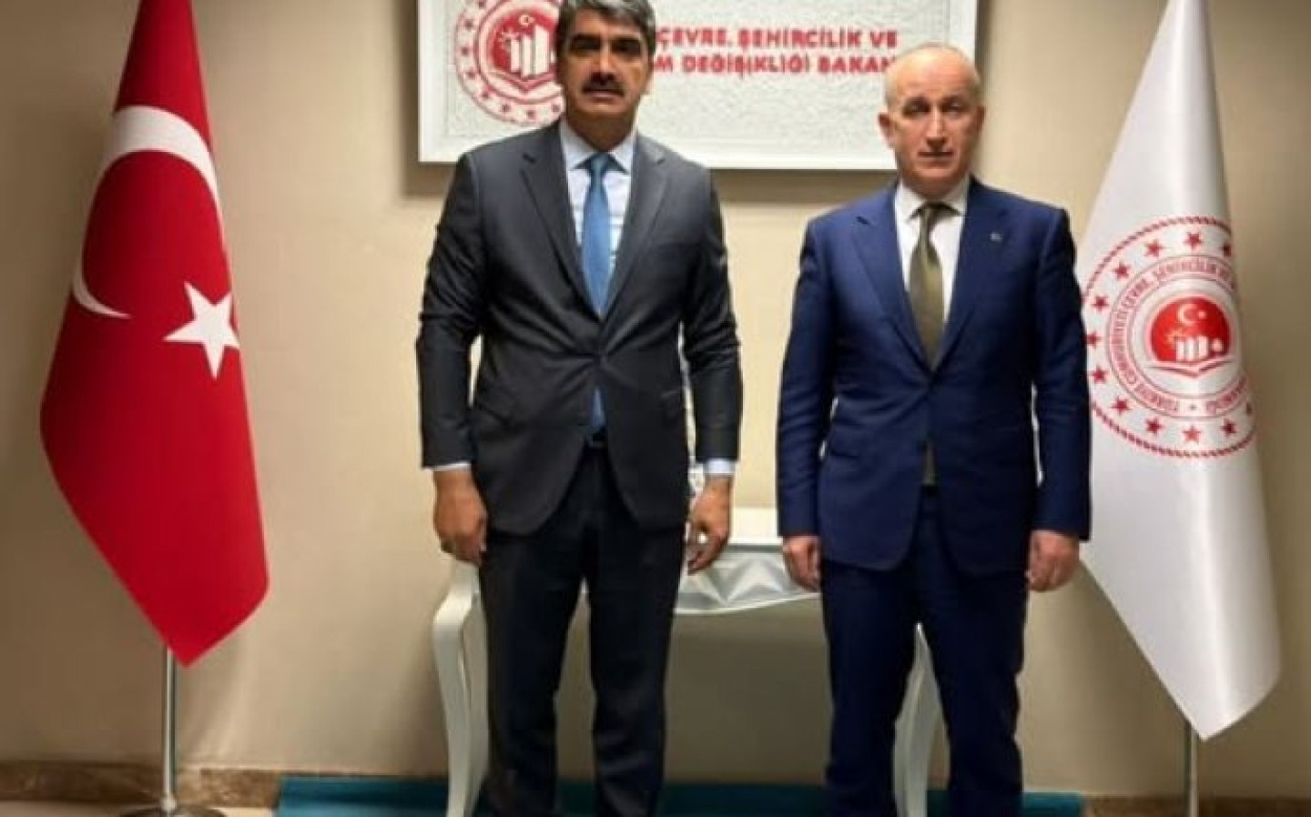 Belediye Başkanımız Sn.Şenol POLAT, Çevre, Şehircilik ve İklim Değişikliği Bakan Yardımcısı Sn. Ömer BULUT\'u makamında ziyaret ederek ilçemizde yapılacak projeler ile ilgili görüşme gerçekleştirdi.