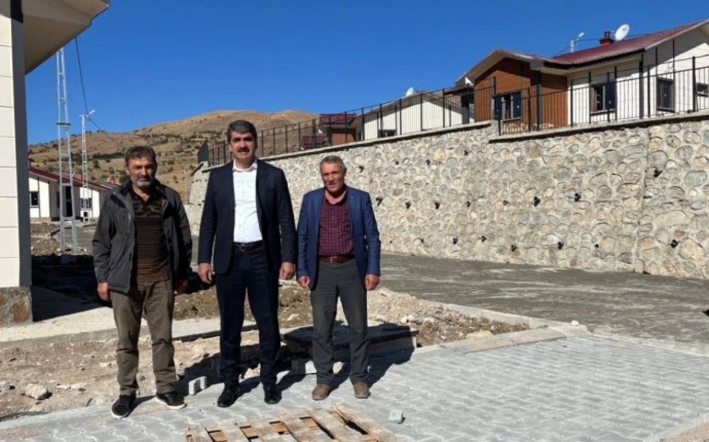 Belediye Başkanımız Sn.Şenol POLAT Koşapınar ve Büyükgeçit Mahallelerimiz de yapılan ve yapımı devam eden çalışmaları yerinde inceleyerek bilgi aldı.