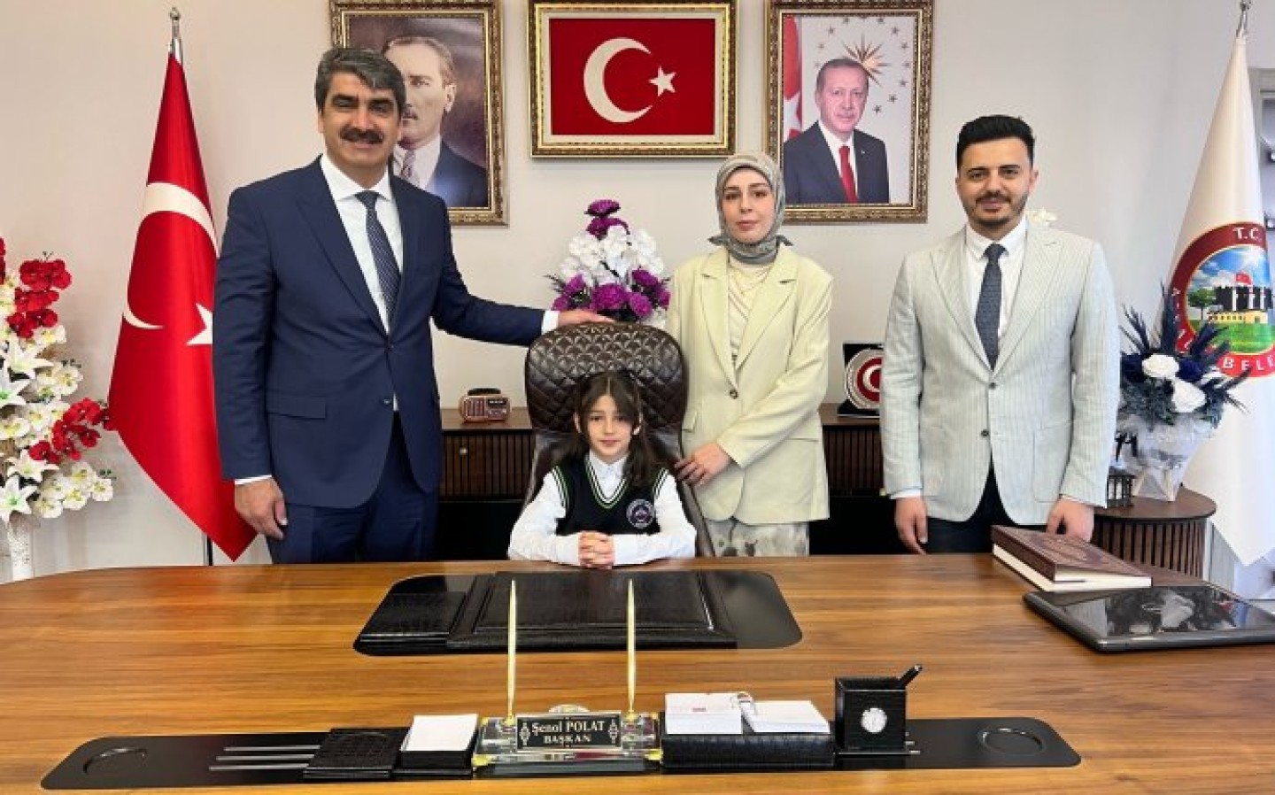 Belediye Başkanlığımıza yapılan temsili makam ziyaretinde, Cumhuriyet İlköğretim Okulu 2.sınıf Öğrencisi Ervahe Zümra Turan, temsili olarak makam koltuğuna oturarak, istek ve temennilerini dile getirdi.