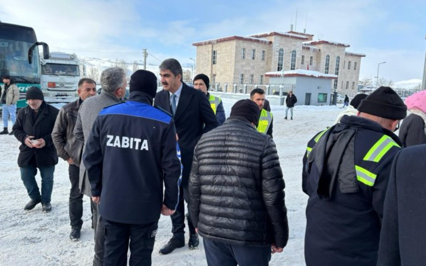 Belediye ekiplerimiz tarafından günün ilk ışıklarıyla birlikte kapanan yol güzergâhında mahsur kalan sürücüler için sıcak çorba ve çay ikramında bulunuldu.