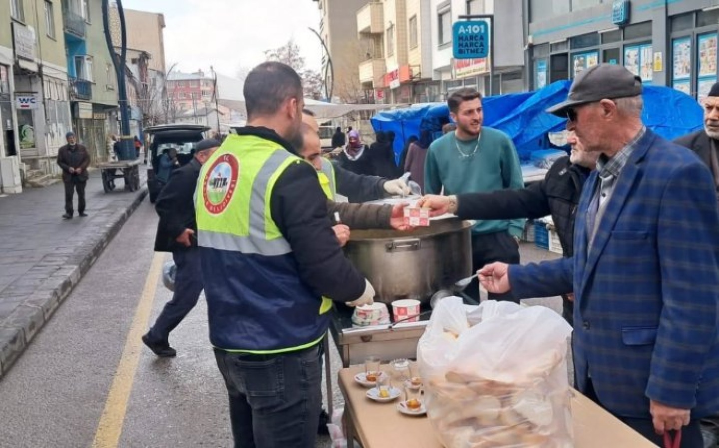 Belediyemiz tarafından İlçemizde kurulan pazar yerinde vatandaşlarımıza çorba ikramında bulunuldu.