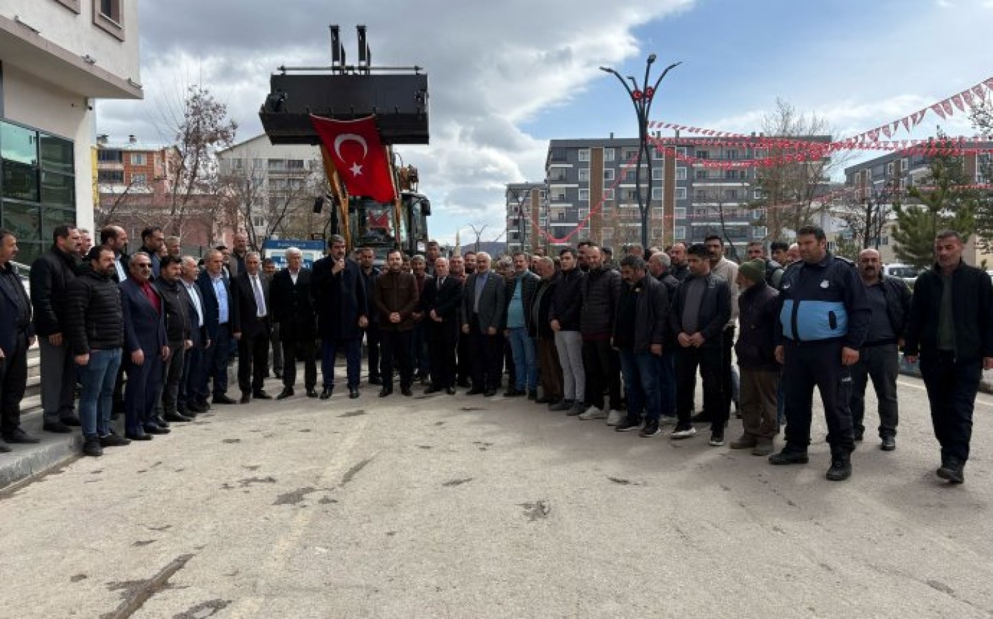 Belediyemize Türkiye Belediyeler Birliği tarafından ilçemizdeki hizmetlerde kullanılmak üzere, kazıyıcı ve yükleyici iş makinasını araç parkımıza dahil ettik. Desteklerinden dolayı emeği geçen herkese teşekkürlerimizi sunuyoruz.