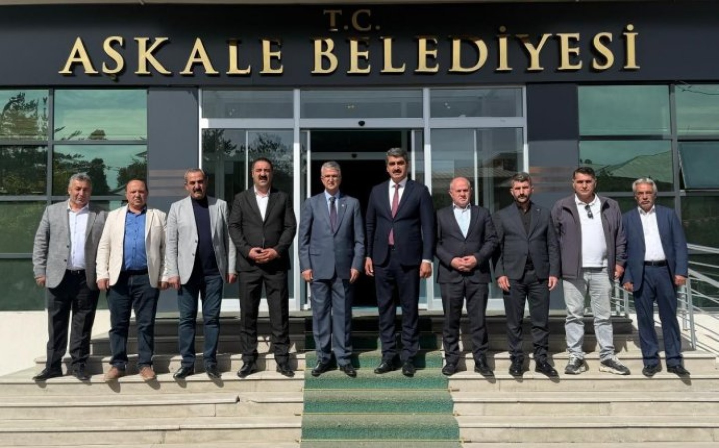 Bir dizi ziyaret ve incelemelerde bulunmak üzere ilçemize gelen Erzurum Milletvekilimiz Sn. Kamil AYDIN\' ı Ak Parti İlçe Başkanımız Sn. Abdulkerim POLAT, MHP İlçe Başkanımız Sn. Toksöz KARTAL ile birlikte Belediyemizde ağırladık.