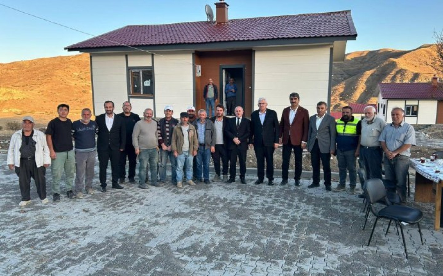 Bir Dizi Ziyaretler İçin İlçemize Gelen Erzurum milletvekilimiz sayın Mehmet Emin Öz Ak Parti Erzurum il Başkan Yardımcısı sayın Ömer Faruk Ülker Afad İl Müdürümüz Selahattin Karsli Birlikte İlçemiz Topalçavuş , Koşapınar, Merkez Gölveren Mahallelerimizd