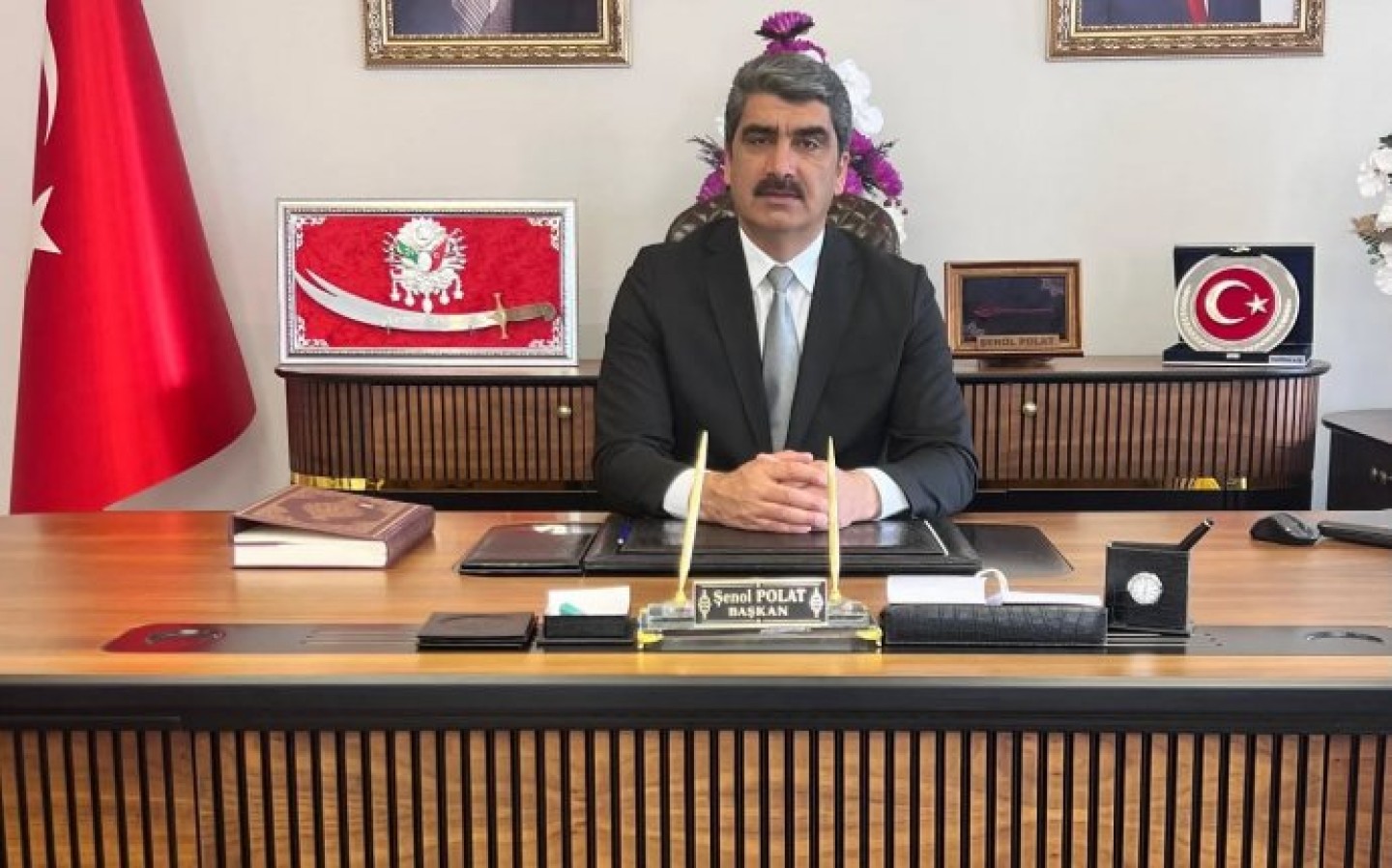 Bir yılı daha geride bırakırken; yeni umutların, yeni hedeflerin ve güzel yarınların kapısını araladığımız yeni bir yıla hep birlikte girmenin mutluluğunu yaşıyoruz. 2026 yılının ilçemize; sağlık, huzur, bereket ve kardeşlik getirmesini temenni ediyorum.