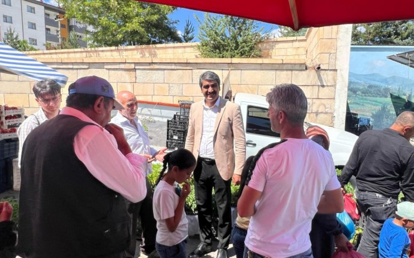 Bugün, İlçemizin emektar pazar esnafını ziyaret ettik, hal hatır sorduk, taleplerini dinledik. Alın teriyle ekmeğini kazanan her bir esnafımıza kolaylıklar diliyorum.