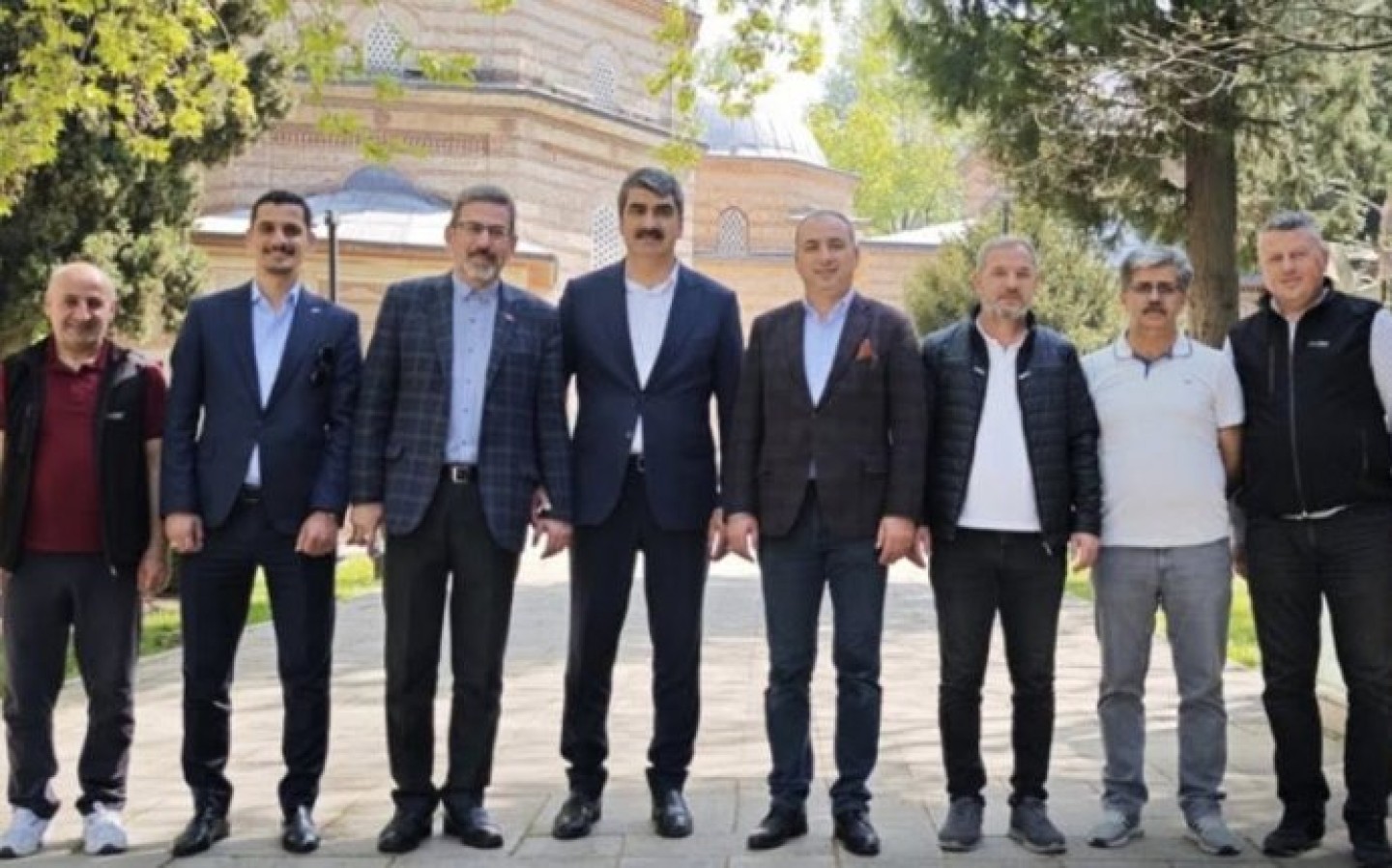 Bursa’da “Dünya İncisi, Fatih Sultan Mehmed Han’ın Babası Muradiye Külliyesini” Ziyaret Ettik.. Kıymetli Hocamız Lütfü Taşçı’nın Eşsiz Sohbeti ile Külliyenin Tarihini Tekrar Yaşadık. Misafirperverliği İçin Değerli Hocamıza ve Hemşerimiz Serdar Burulday Ba