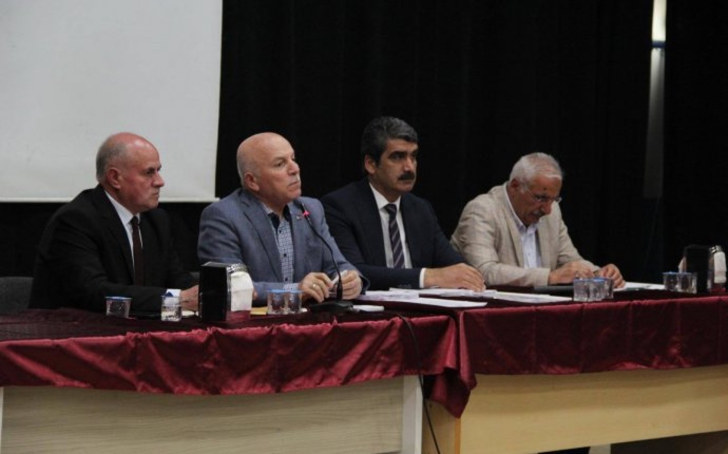 Büyükşehir Belediye Başkanımız Sayın Mehmet SEKMEN, İlçemiz mahalle muhtarlarımız ile birlikte yapılması planlanan işler ile ilgili istişare toplantısı gerçekleştirildi.