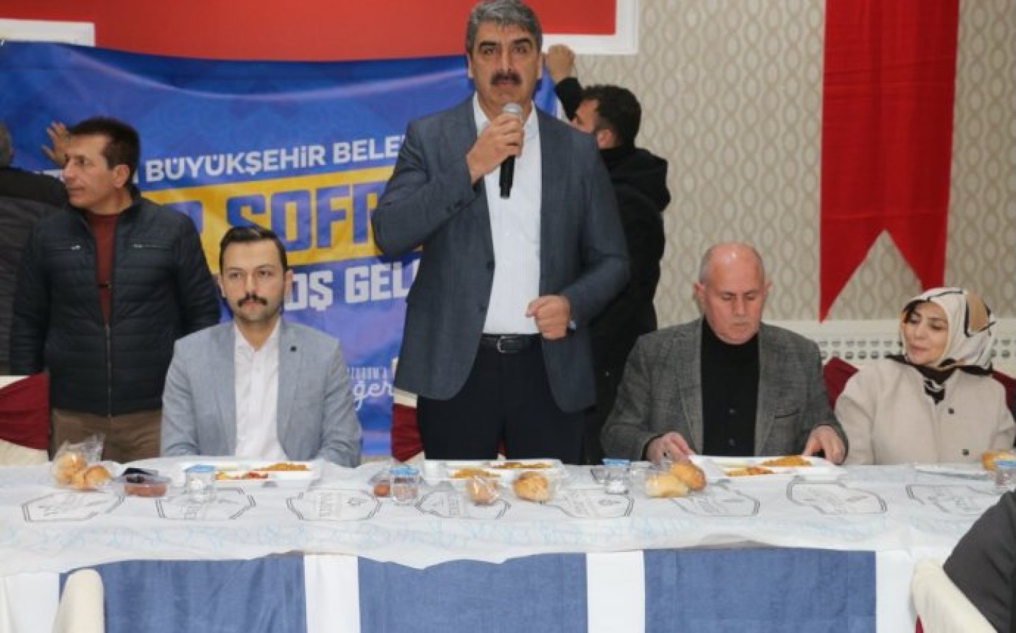 Büyükşehir Belediyemizin düzenlemiş olduğu iftar programına; İlçe Kaymakamımız Sayın Emre Oğuztürk, AK Parti İlçe Başkanımız Sayın Abdulkerim Polat, ilçe yönetimimiz, gençlik kollarımız, kadın kollarımız ve meclis üyelerimiz ile birlikte katılım sağladık.