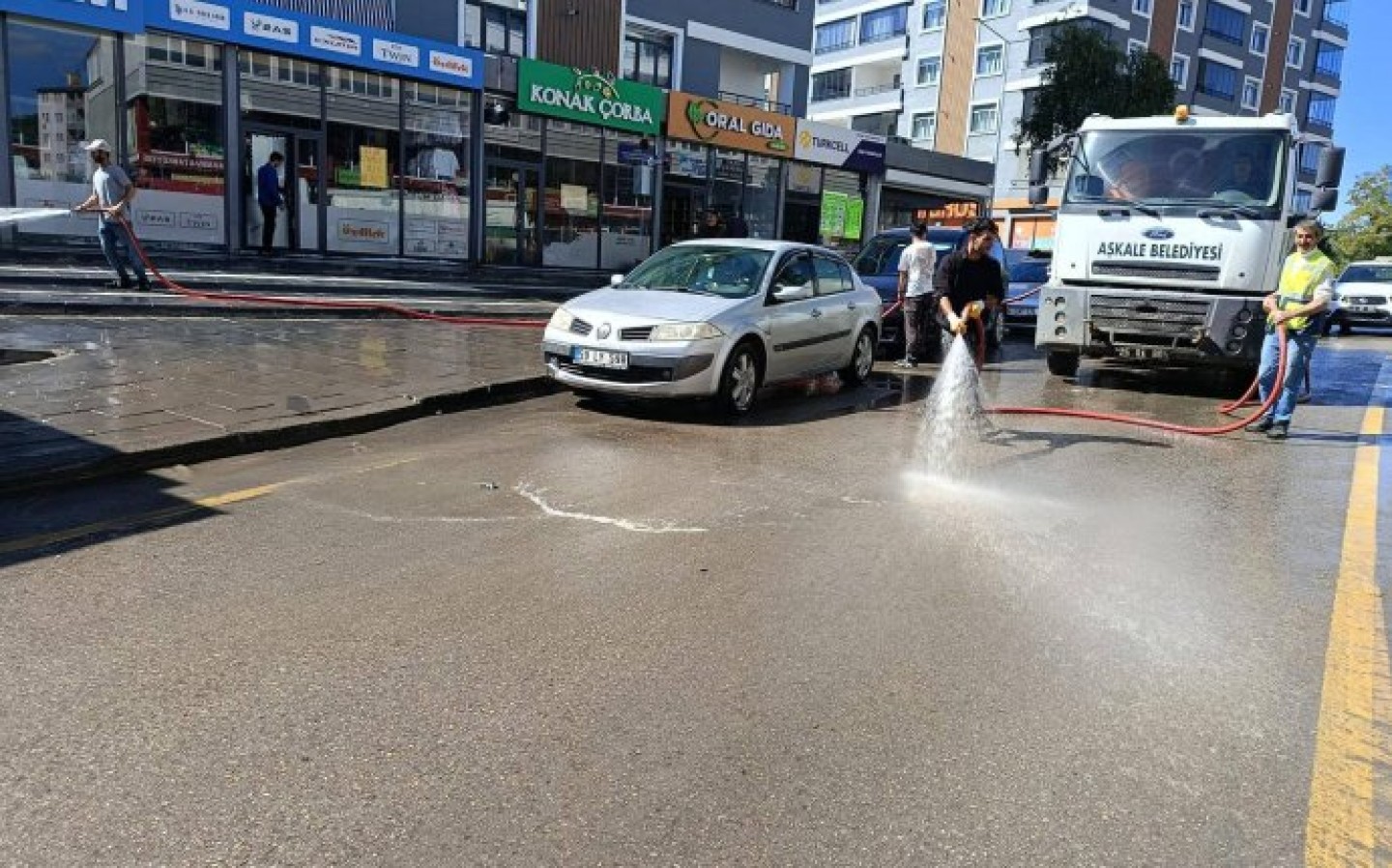 Cadde ve kaldırımlarda gerçekleştirdiğimiz temizlik çalışmalarımız tüm hızıyla devam ediyor.