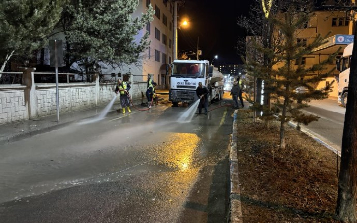 Caddelerimizde gerçekleştirdiğimiz yıkama çalışmalarıyla ilçemizi bayrama hazır hale getiriyoruz.