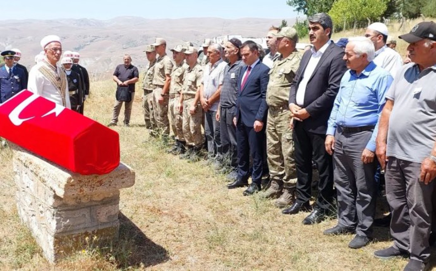 Dallı Mahallemiz Nüfusuna Kayıtlı Kıbrıs Gazisi Rasim POLAT’ı İlçe Kaymakamımız Sayın Sait Muhammed Bilgin ve ilçe protokolünün katılımıyla Ebediyete Uğurladık..