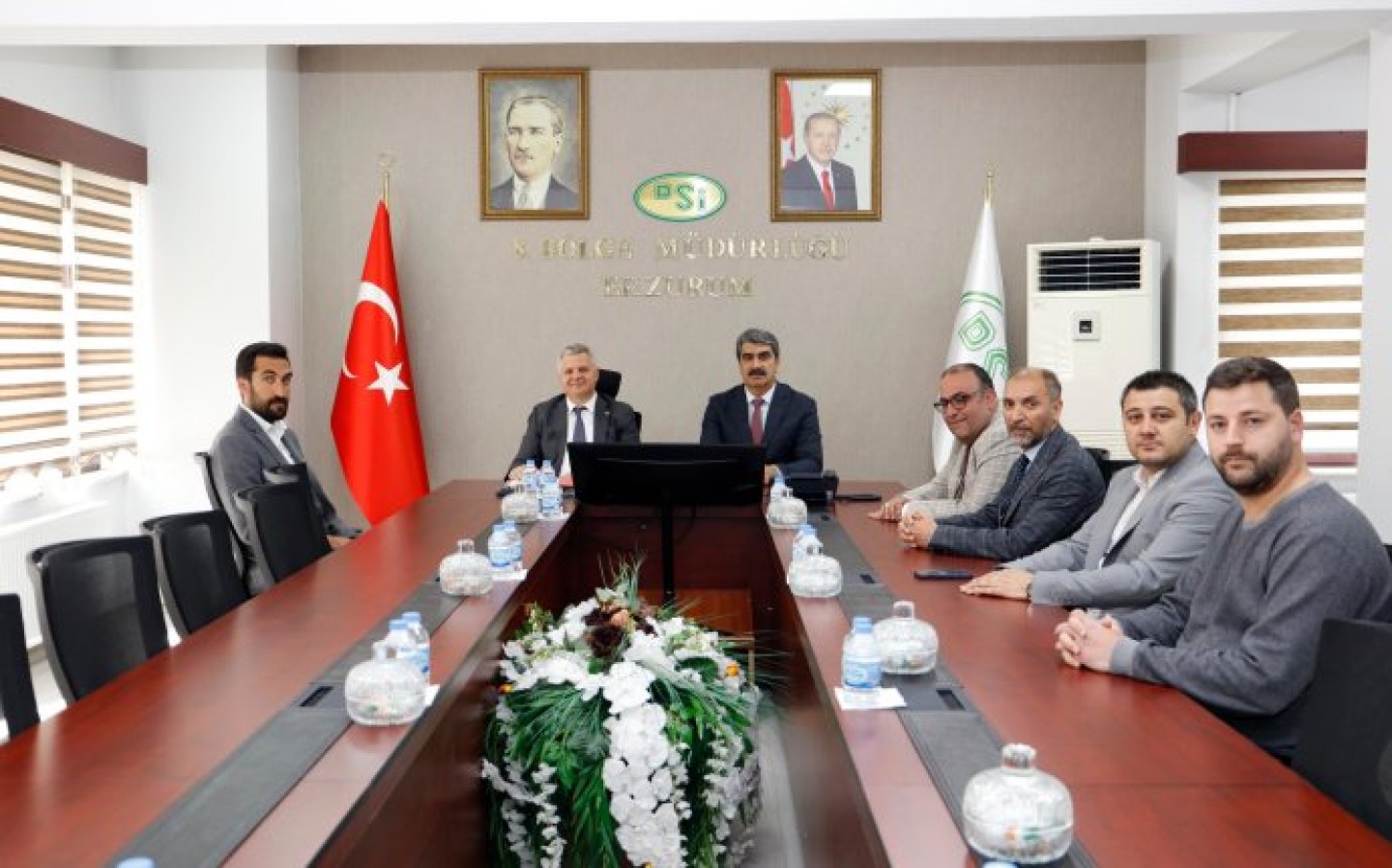 DSİ 8. Bölge Müdürümüz Sayın Oğuzhan Yavuz’u makamında ziyaret ederek ilçemizde hayata geçirilmesi planlanan 2026 yılı yatırımları ve toplu makineli çalışmalar kapsamında gerçekleştirilecek faaliyetler üzerine verimli bir görüşme gerçekleştirdik.