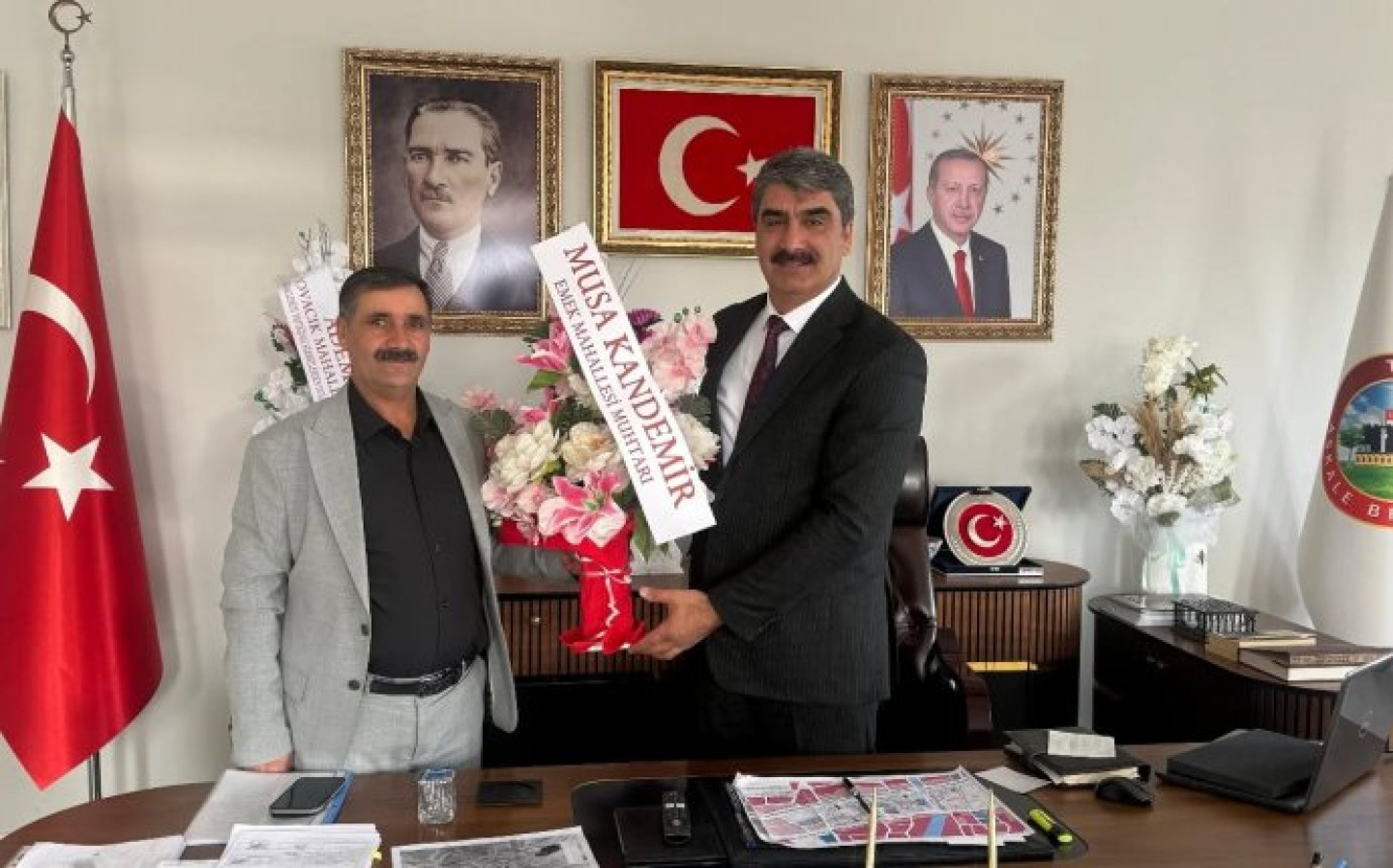 Emek Mahalle Muhtarımız Sn. Musa KANDEMİR, Belediye Başkanımız Sn.Şenol POLAT\' a makamında ziyarette bulundu. Nazik ziyaretlerinden dolayı teşekkür ederiz.