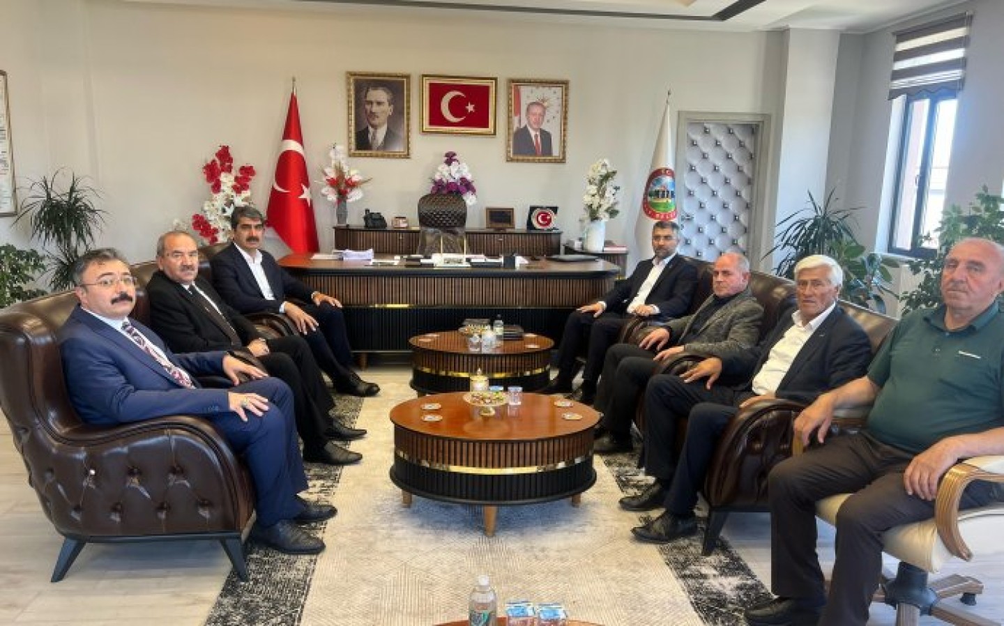 Erzurum Ak Parti İl Başkanımız Sn. İbrahim KÜÇÜKOĞLU, Büyükşehir Belediyesi 1. Meclis Başkan Vekili Sn. Mehmet AKARSU, Ak Parti Grup Başkan Vekili Serhat AKYÜZ Belediye Başkanlığımızı ziyaret ederek, Belediye Başkanımız Sn. Şenol POLAT, Ak Parti İlçe Ba