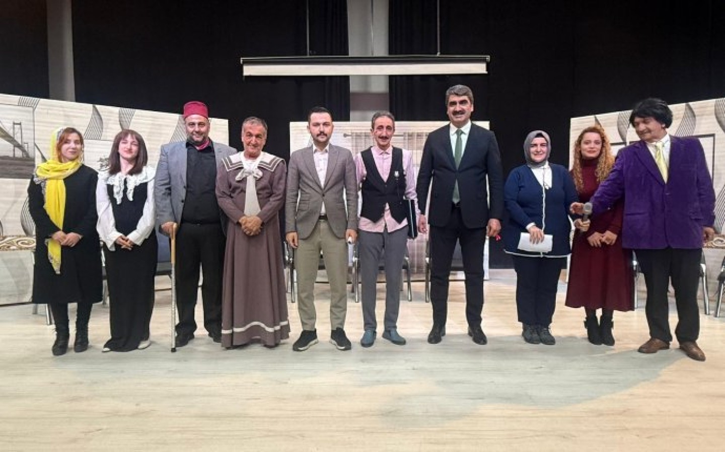 Erzurum Büyükşehir Belediye Başkanlığı Kültür Daire Başkalığı Tarafından “Kılıbık Hayrullah “ adlı tiyatroya Aşkale İlçe Kaymakamı Sayın Emre OĞUZTÜRK Meclis Üyemiz Sayın Ali BİNGÖL ile Birlikte Katılım Sağladık.