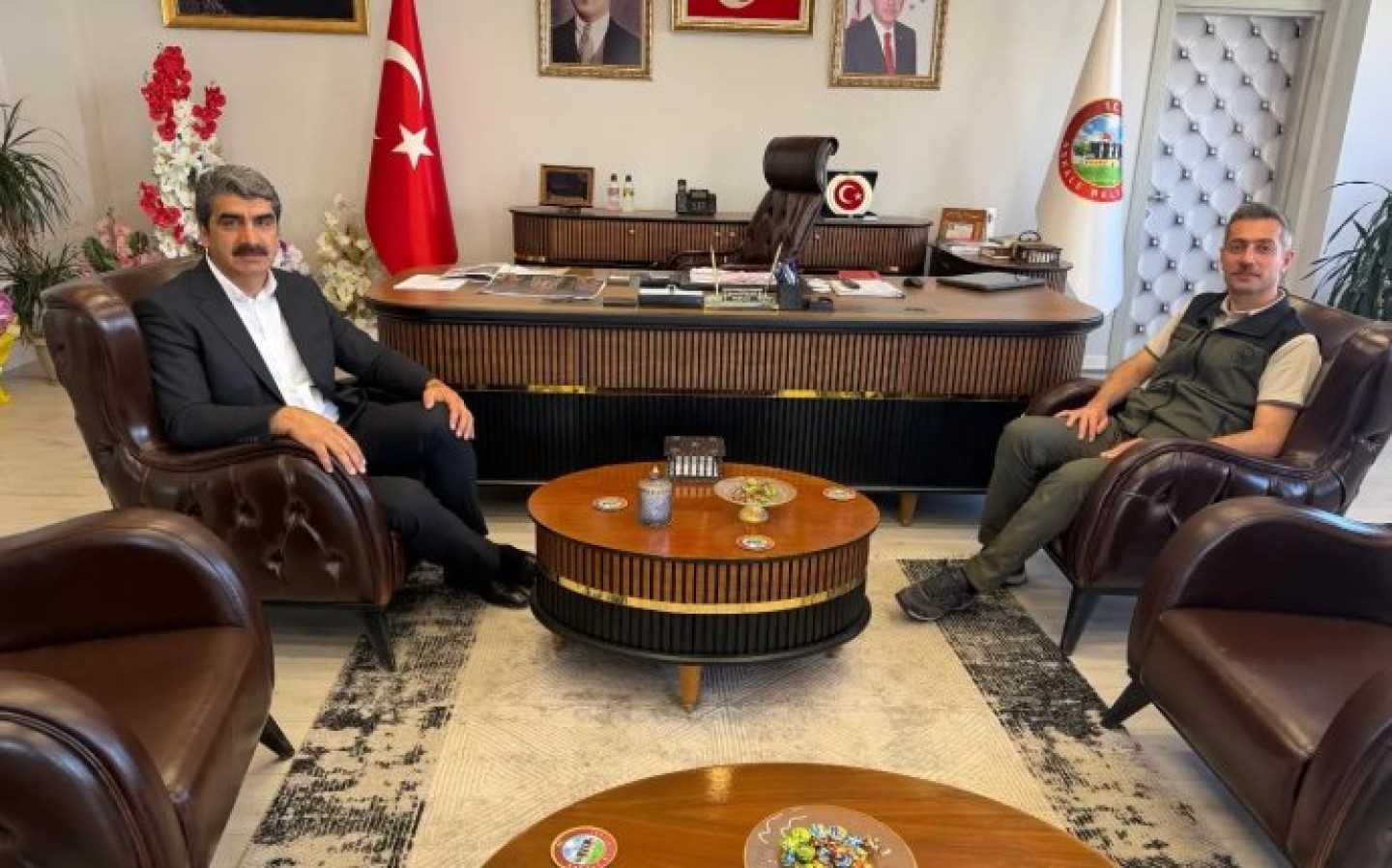 Erzurum Orman Bölge Müdürü Sn. Serkan KARAKURT, Belediye Başkanımız Sn.Şenol POLAT\'ı makamında ziyarette bulundu.