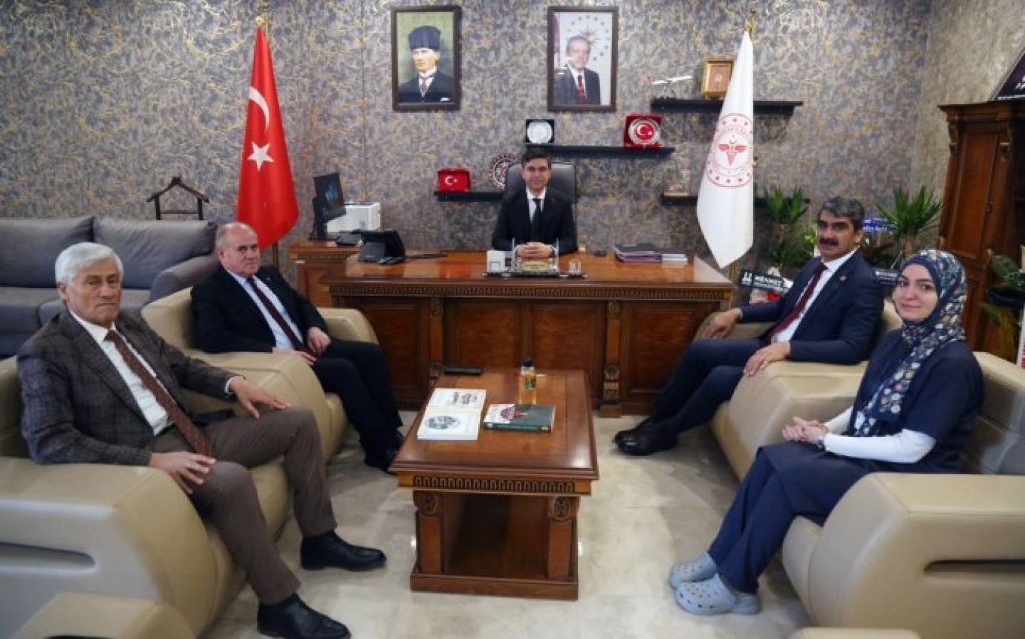 Erzurum Şehir Hastanesi Başhekimimiz Sayın Dr. Öğr. Üyesi Mesud Fakirullahoğlu hocamıza yeni görevinde hayırlı olsun ziyaretinde bulunduk.