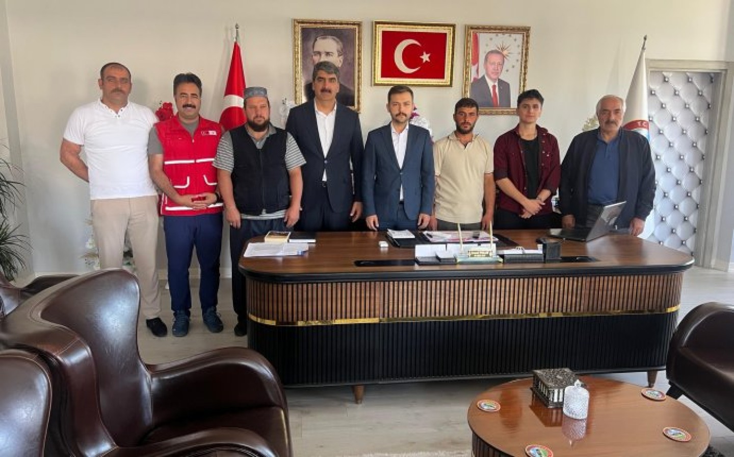 Erzurum Valiliği himayesinde Aşkale Kaymakamlığı, Kızılay Doğu Anadolu Kan Merkezi ve Belediyemiz iş birliğiyle düzenlenen kan bağışı kampanyamızda bağışçı kardeşlerimize çekilişle kazandıkları altın hediyeleri İlçe Kaymakamımız Sn. Emre OĞUZTÜRK, Beledi