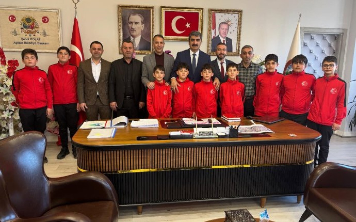 Erzurum’da düzenlenen halk oyunları yarışmasında il birincisi olan ve Rize’de gerçekleştirilecek bölgesel ligde ilçemizi temsil etmeye hak kazanan İnkılap Ortaokulu öğrencilerinden anlamlı ziyaret.