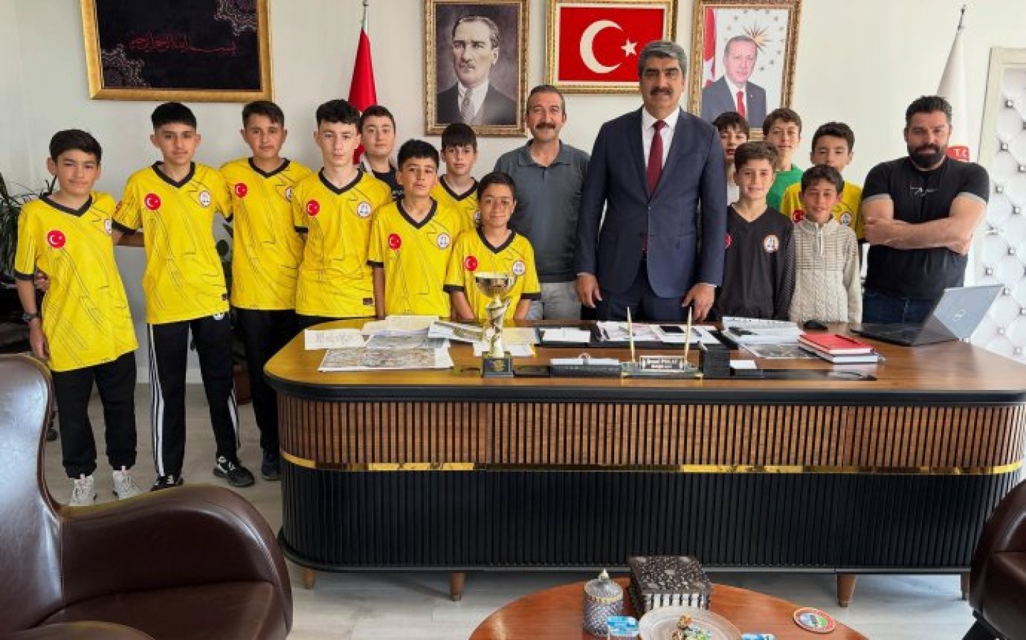 Futsal Küçük Erkekler İl Birincisi olan ilçemiz İnkılap Orta Okulu öğrencileri, Belediye Başkanımız Sn. Şenol Polat ‘ı makamında ziyaret ederek sevincini paylaştılar.