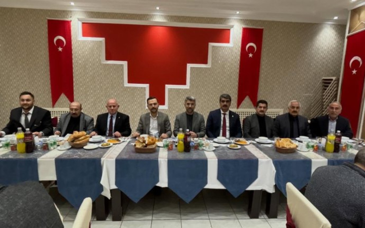 İftar programımızda demokrasimizin mihenk taşları olan kıymetli muhtarlarımızla aynı sofrada buluştuk.